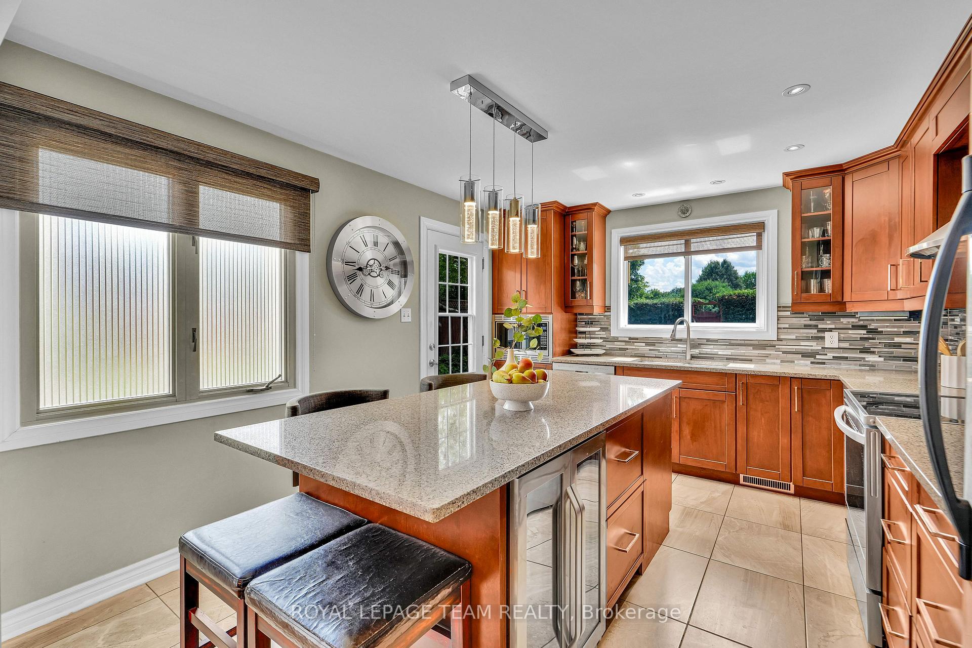 Photo 16 of 2250 Urbandale Drive, Ottawa, Elmvale Acres/Urbandale — HOMEH