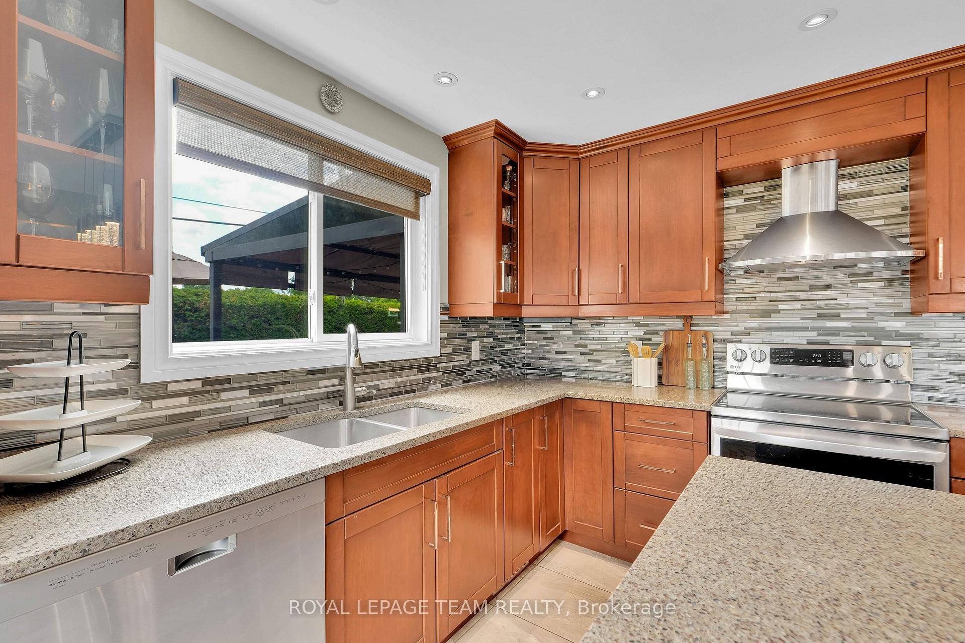 Photo 17 of 2250 Urbandale Drive, Ottawa, Elmvale Acres/Urbandale — HOMEH