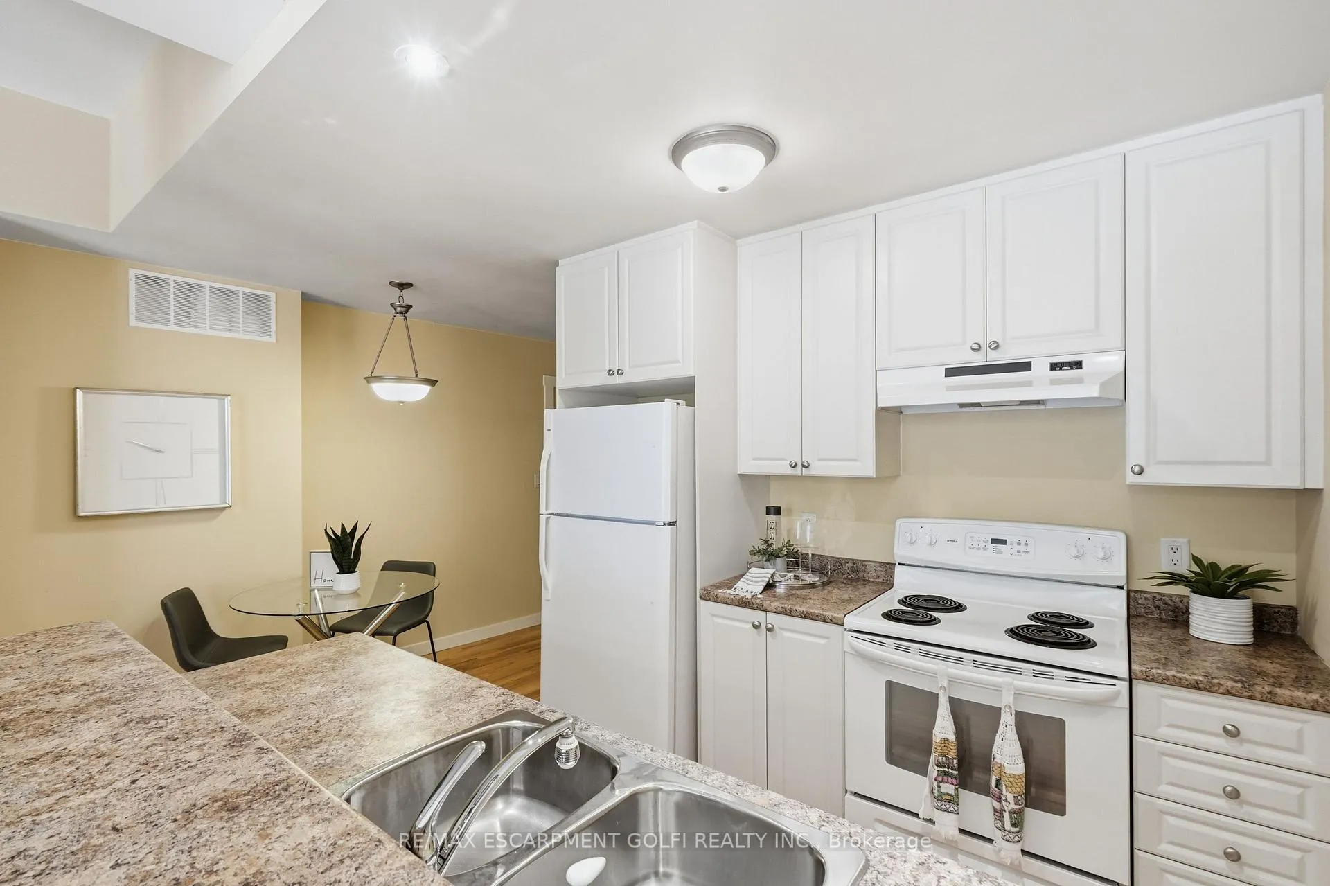Photo 14 of Unit 7, 49 Ontario Street, Grimsby, Grimsby East — HOMEH