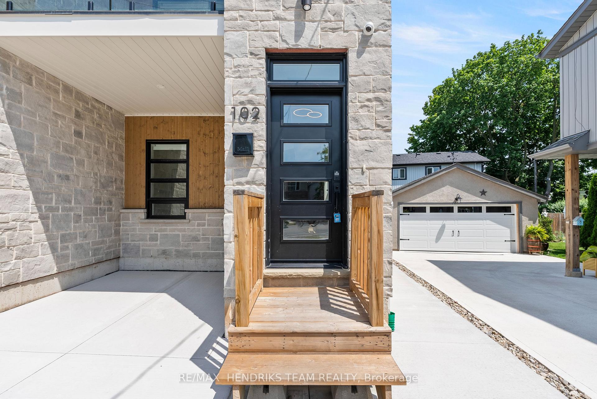 Photo 3 of 102 Broadway Avenue, St. Catharines, Port Weller — HOMEH