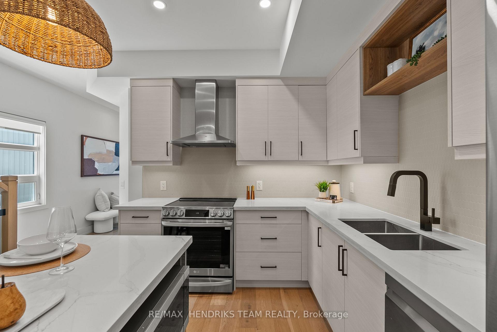 Photo 8 of 102 Broadway Avenue, St. Catharines, Port Weller — HOMEH