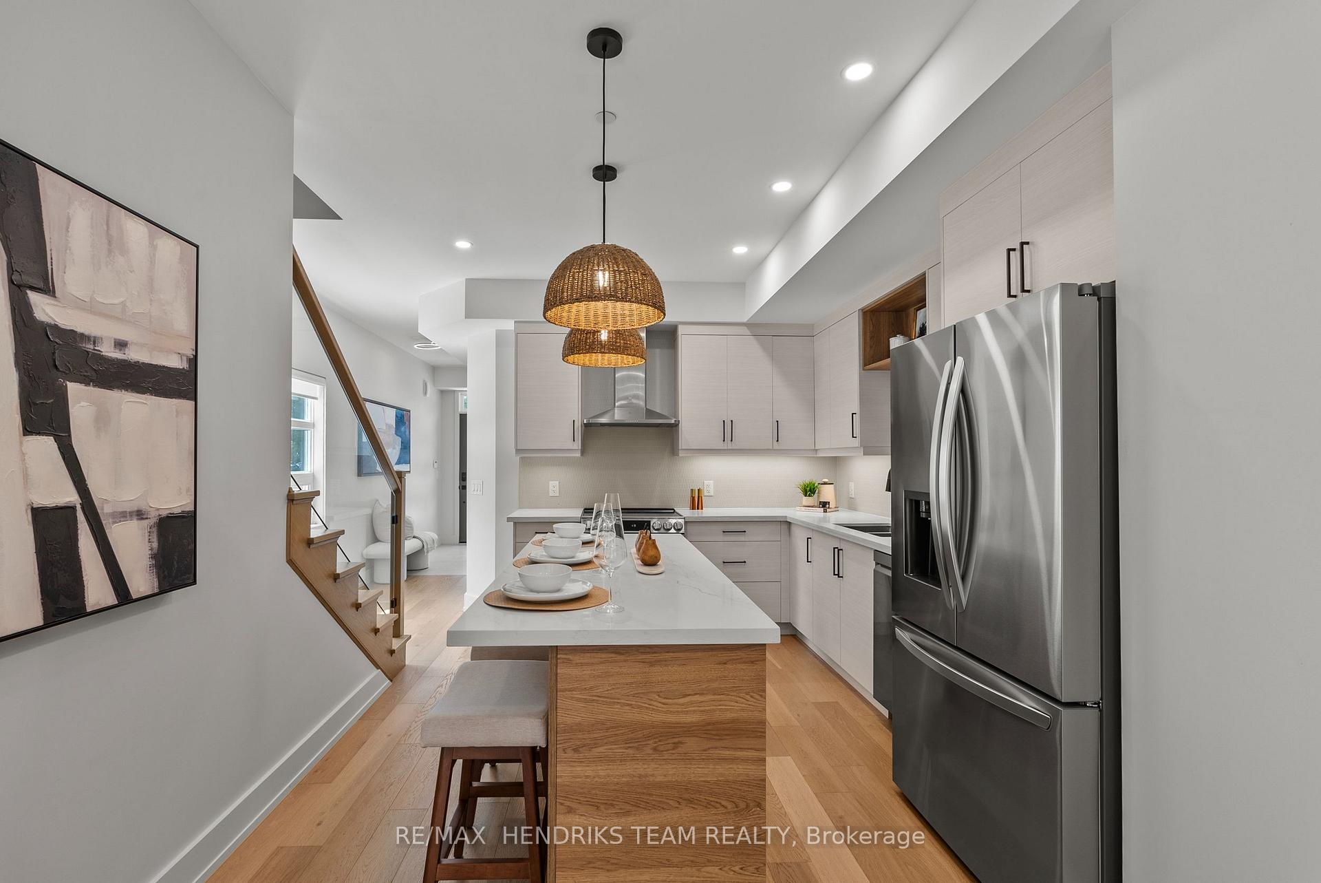 Photo 10 of 102 Broadway Avenue, St. Catharines, Port Weller — HOMEH