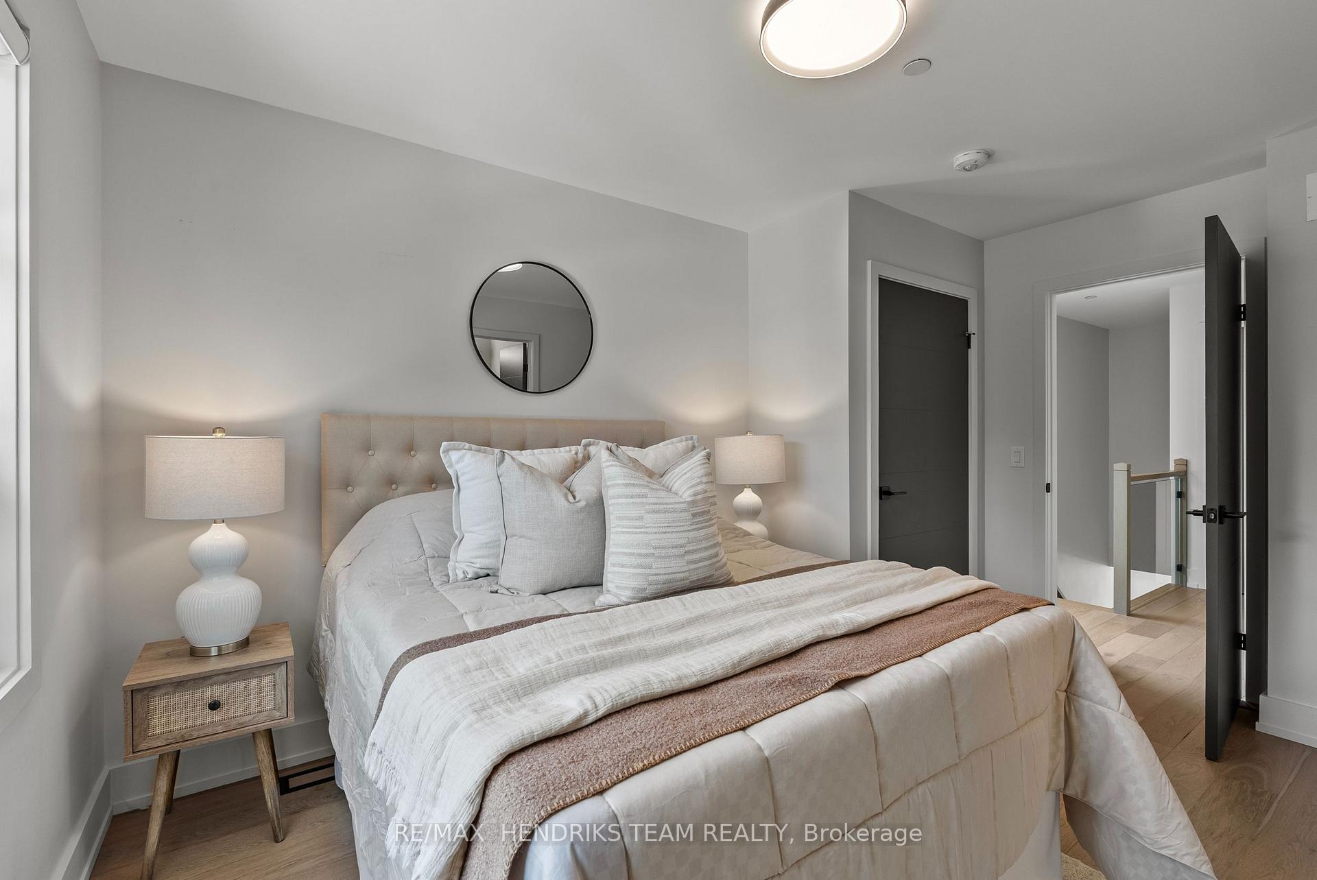 Photo 29 of 102 Broadway Avenue, St. Catharines, Port Weller — HOMEH