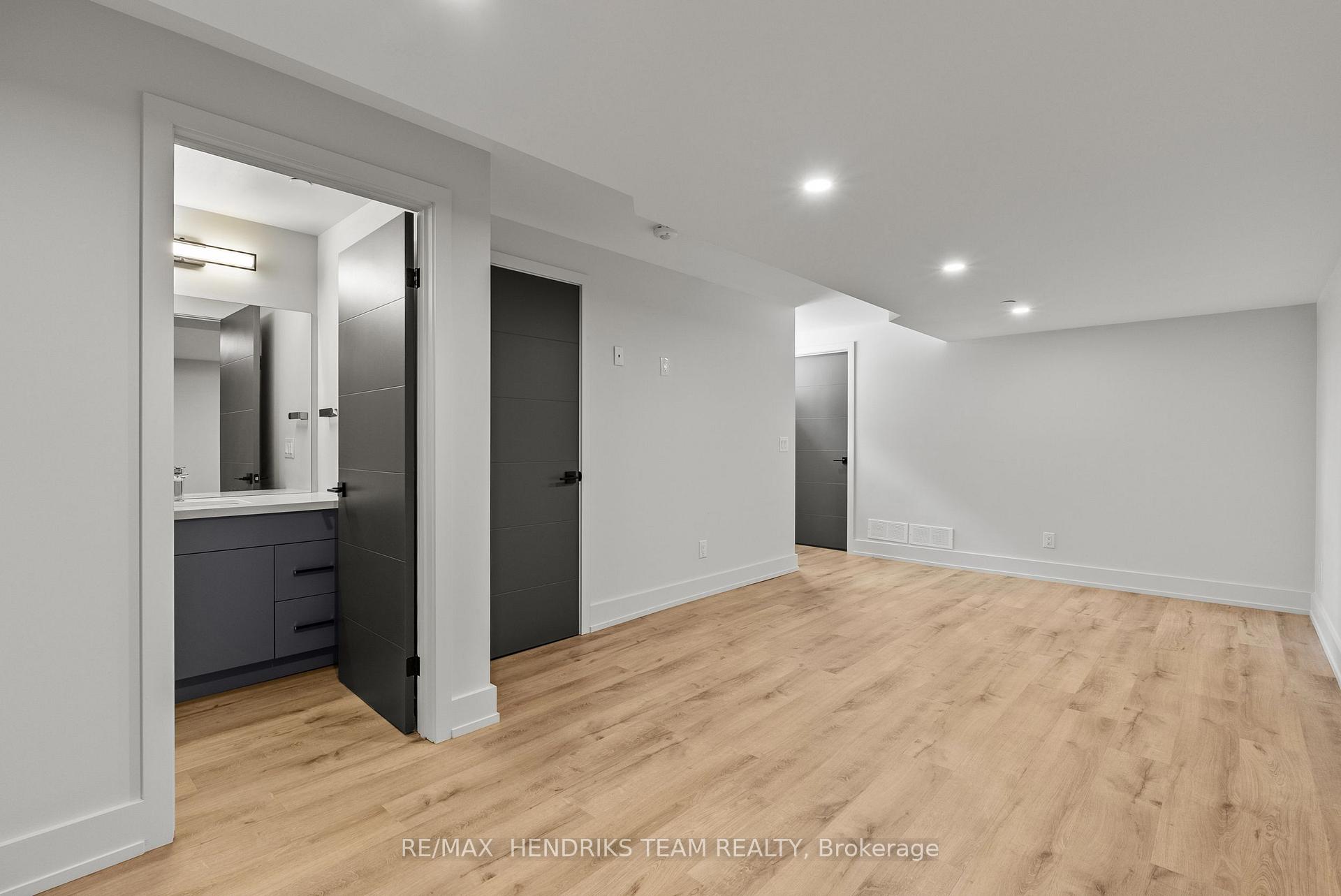 Photo 34 of 102 Broadway Avenue, St. Catharines, Port Weller — HOMEH