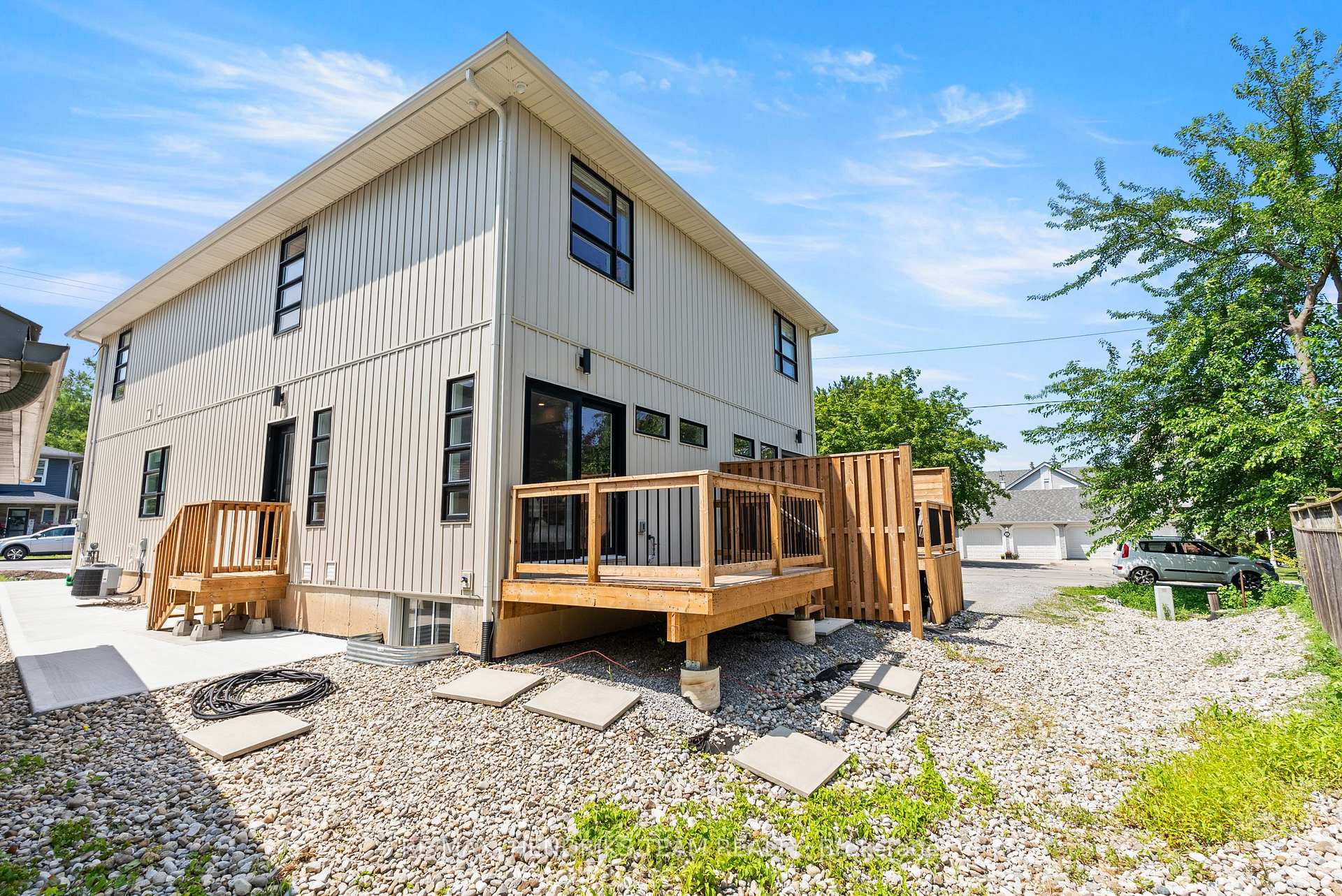 Photo 38 of 102 Broadway Avenue, St. Catharines, Port Weller — HOMEH