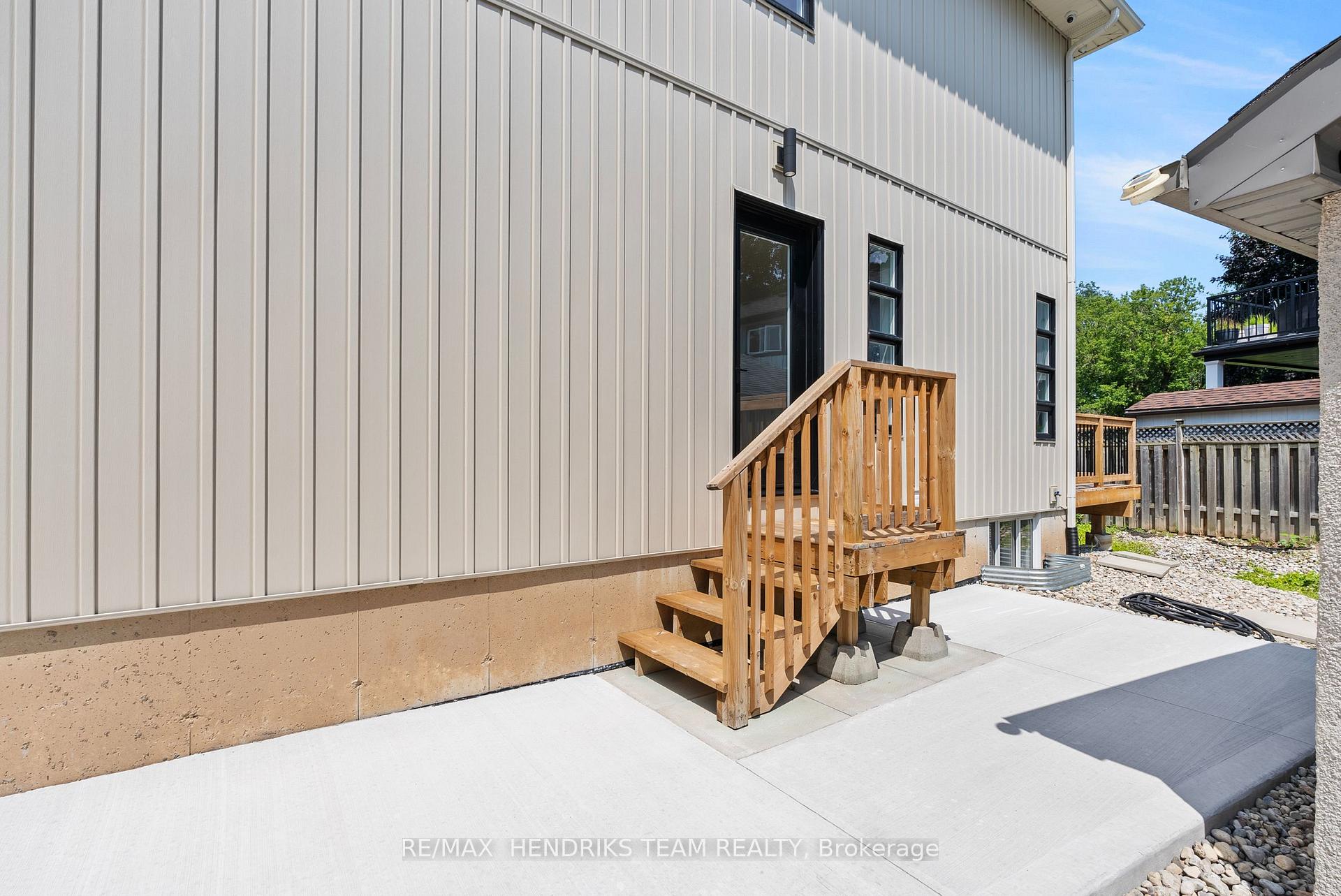 Photo 40 of 102 Broadway Avenue, St. Catharines, Port Weller — HOMEH