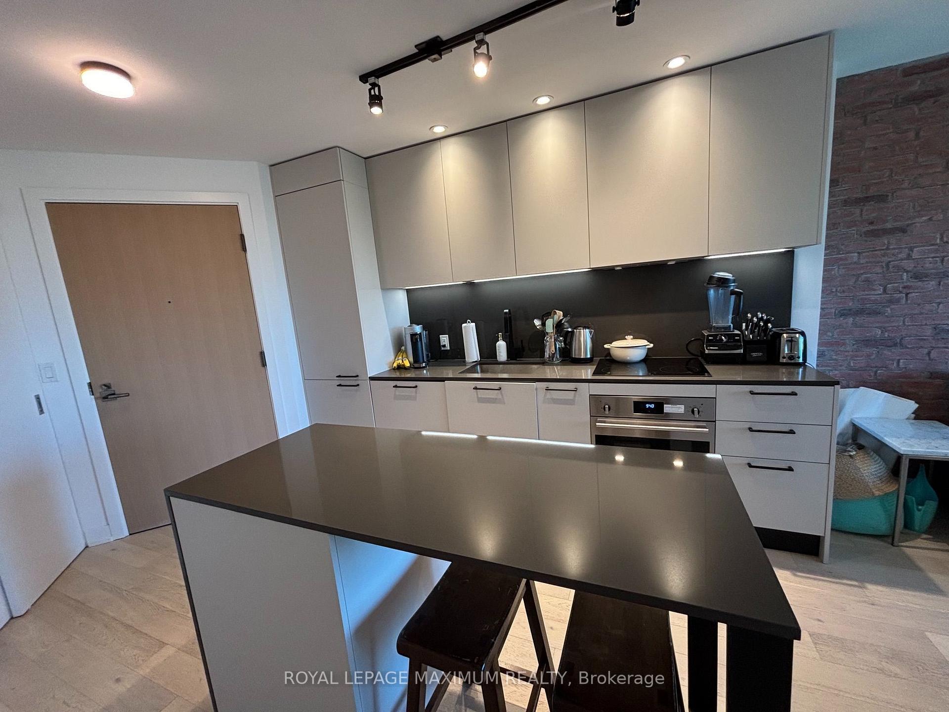 Photo 5 of Unit 805, 200 Sudbruy Street, Toronto, Little Portugal — HOMEH
