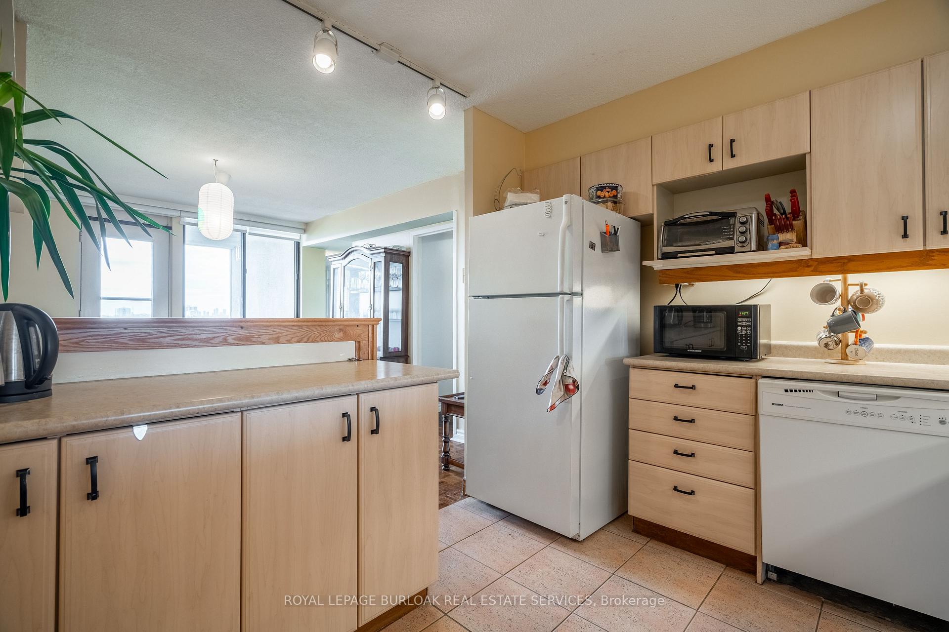 Photo 12 of Unit C34, 300 Mill Road, Etobicoke, Markland Wood — HOMEH