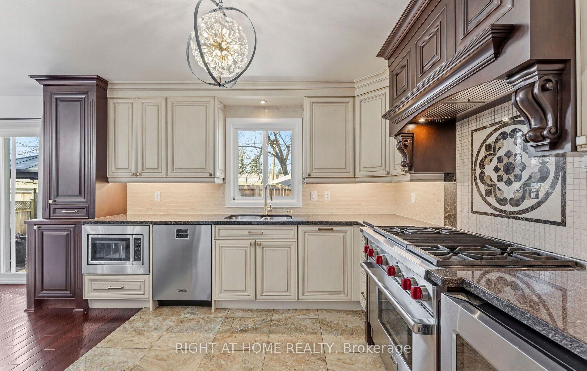 Photo 5 of 1665 Asgard Drive, Mississauga, Lakeview — HOMEH