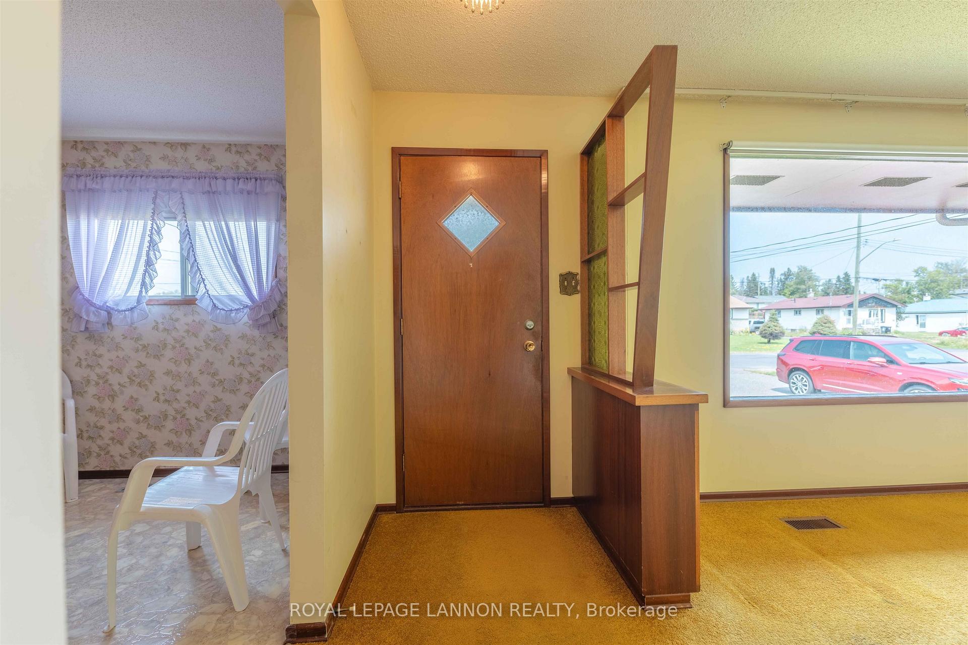 Photo 7 of 283 Carl Avenue E, Thunder Bay, John Street North — HOMEH