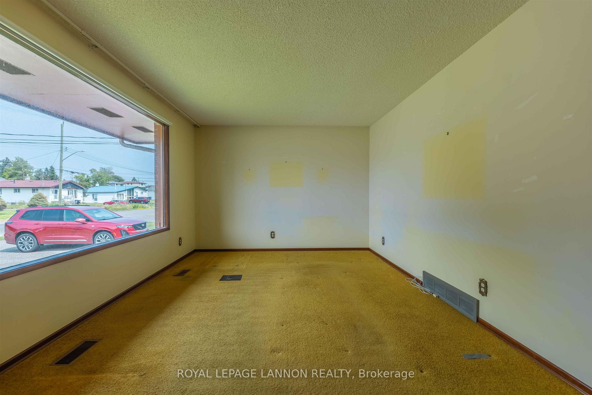 Photo 8 of 283 Carl Avenue E, Thunder Bay, John Street North — HOMEH