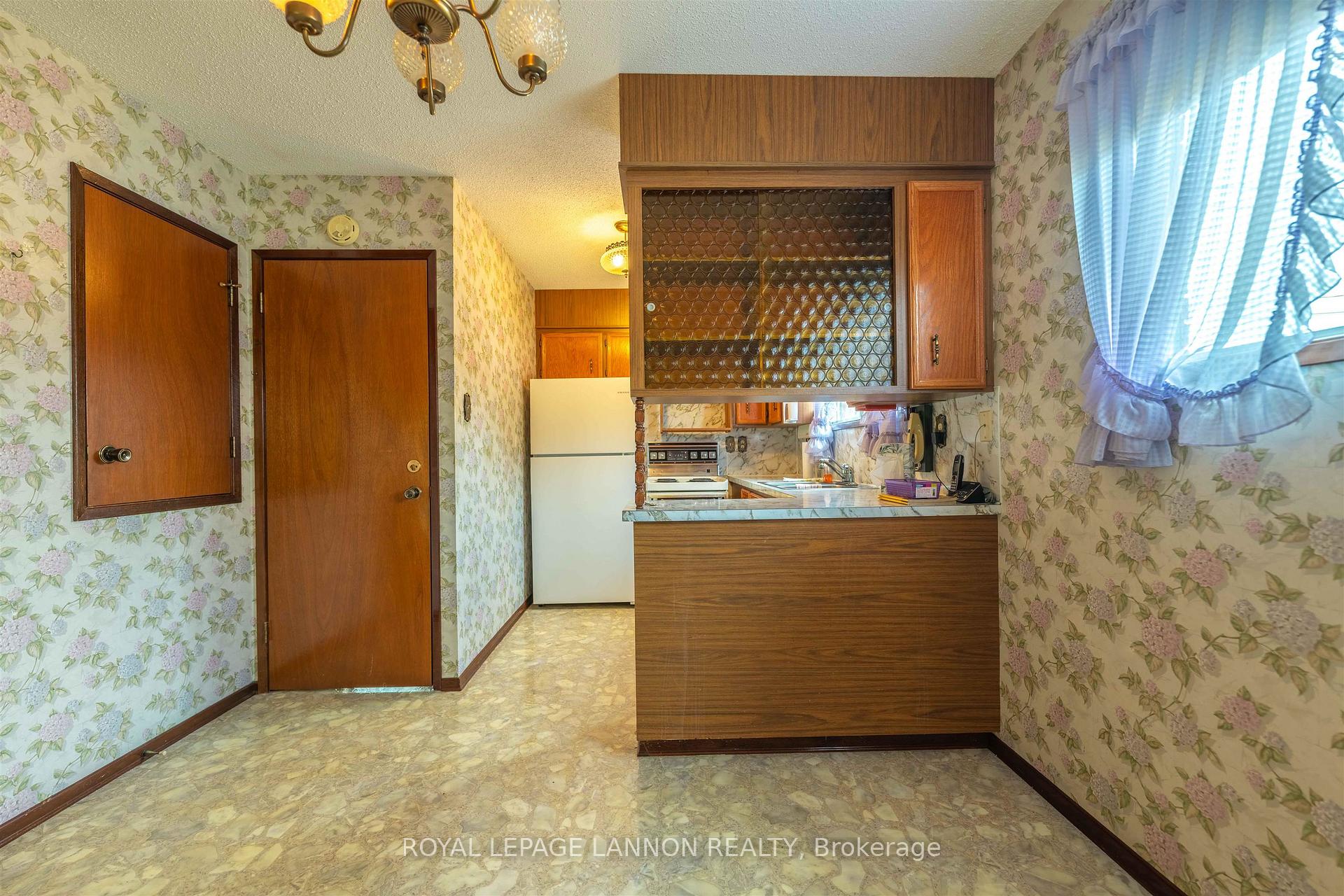 Photo 11 of 283 Carl Avenue E, Thunder Bay, John Street North — HOMEH
