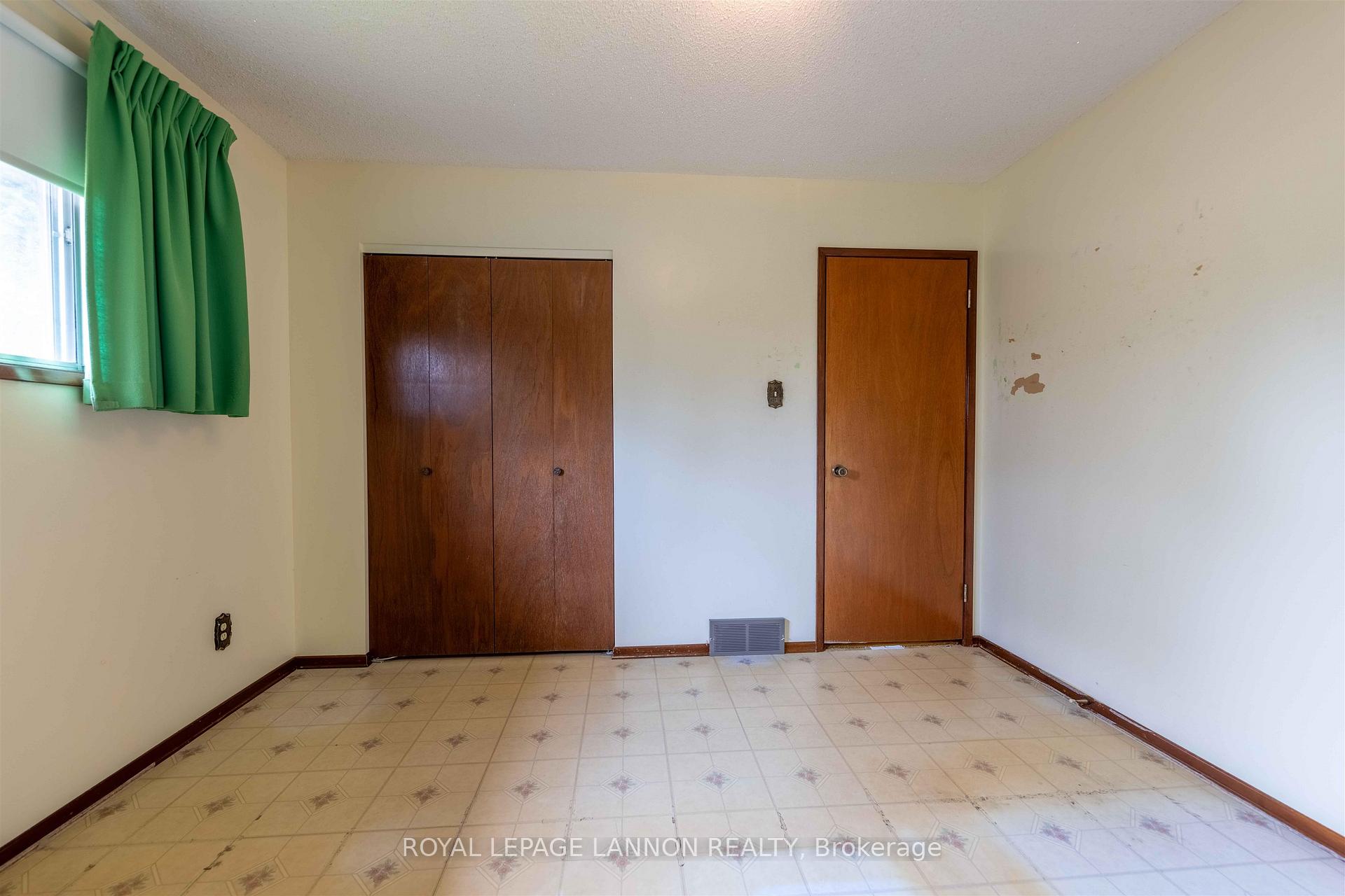 Photo 20 of 283 Carl Avenue E, Thunder Bay, John Street North — HOMEH