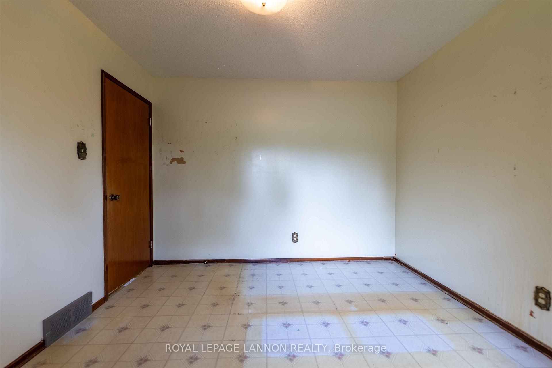 Photo 21 of 283 Carl Avenue E, Thunder Bay, John Street North — HOMEH