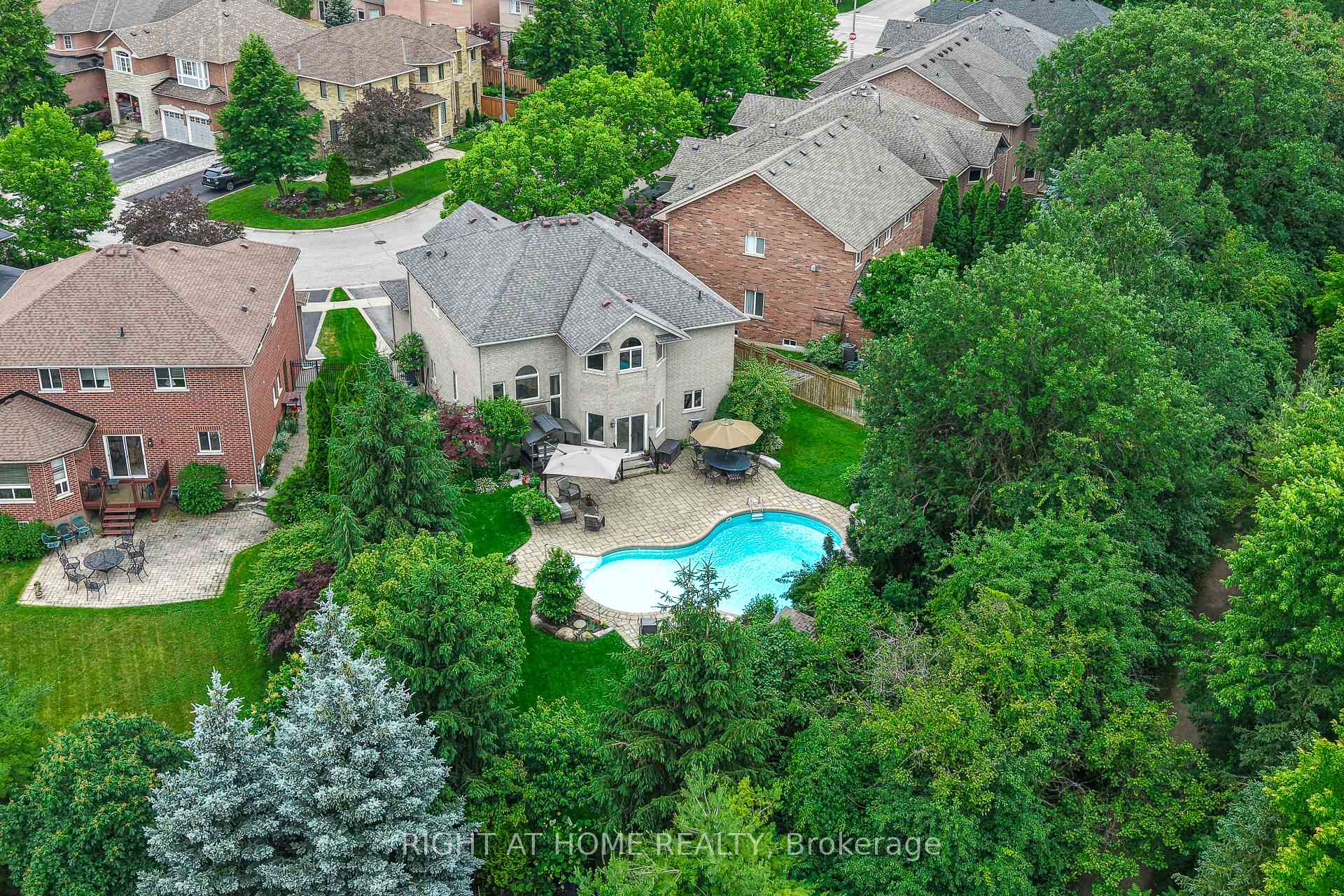 Photo 2 of 2275 Whitecliffe Way, Oakville, Westmount — HOMEH