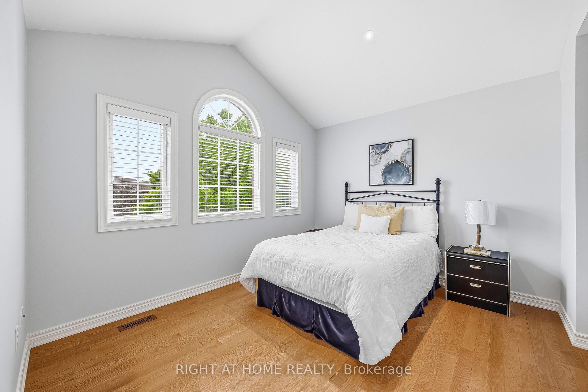 Photo 18 of 2275 Whitecliffe Way, Oakville, Westmount — HOMEH
