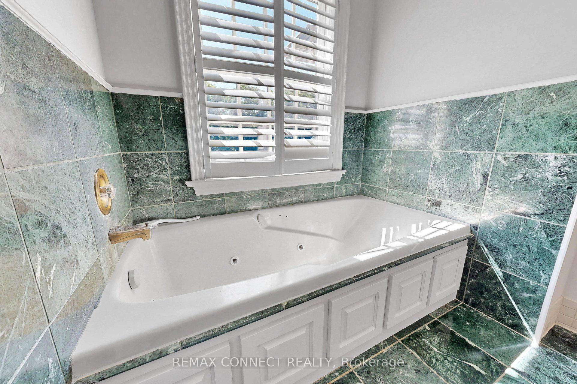 Photo 35 of 255 Loretta Crescent, Whitchurch-Stouffville, Stouffville — HOMEH