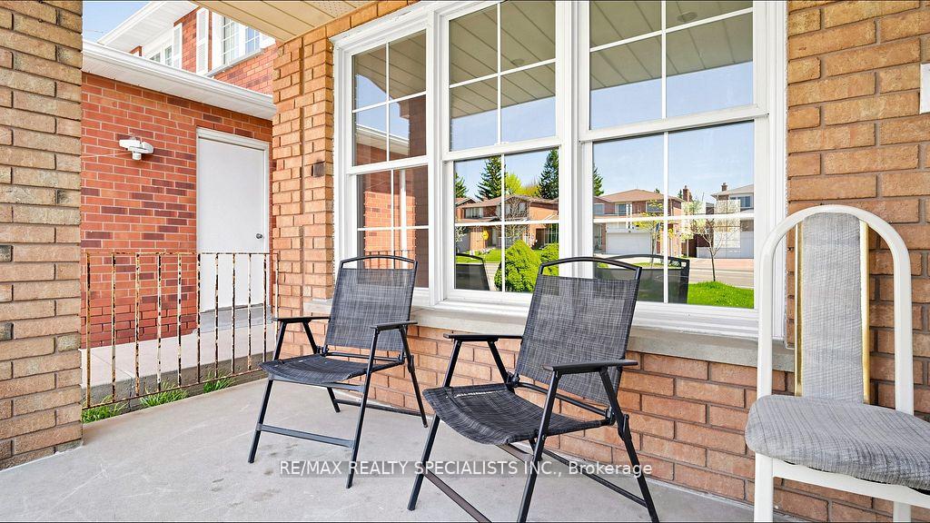 Photo 3 of 59 Sunforest Drive, Brampton, Heart Lake West — HOMEH