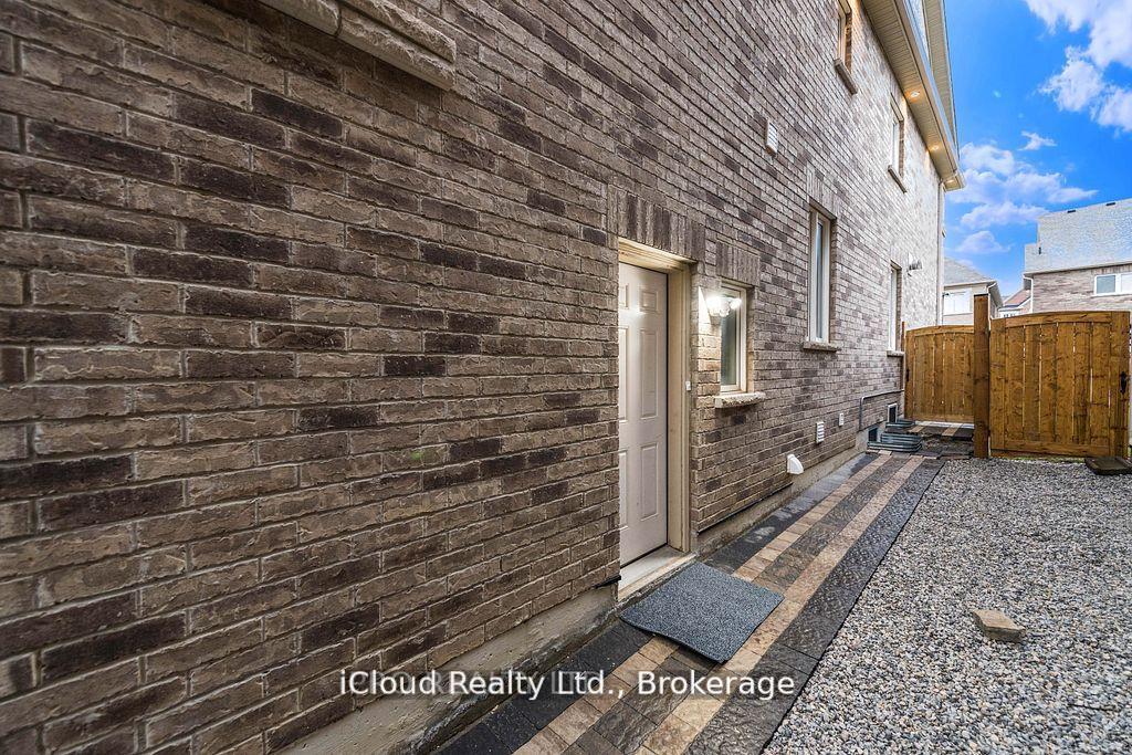 Photo 3 of 27 Tysonville Circle, Brampton, Northwest Brampton — HOMEH