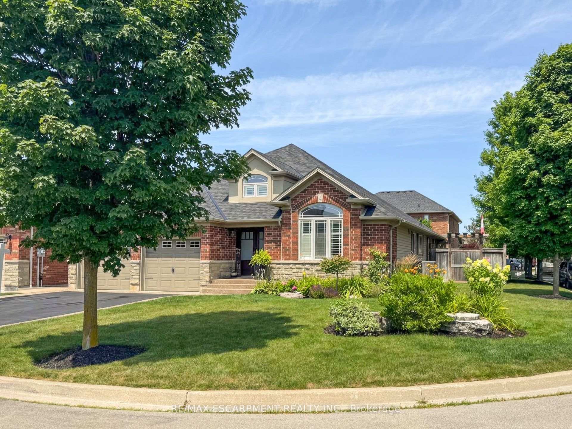 Photo 2 of 27 Carver Drive, Hamilton, Binbrook — HOMEH