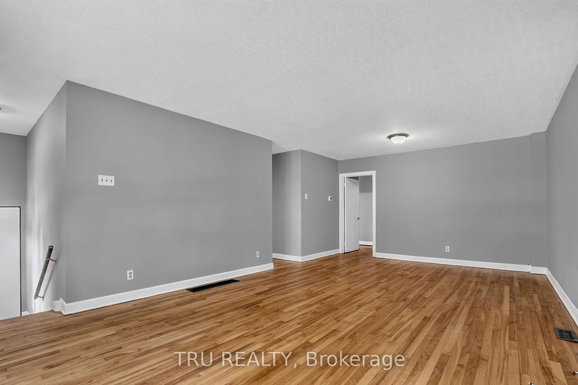 Photo 8 of Unit A, 2428 Iris Street, Ottawa, Parkway Park — HOMEH