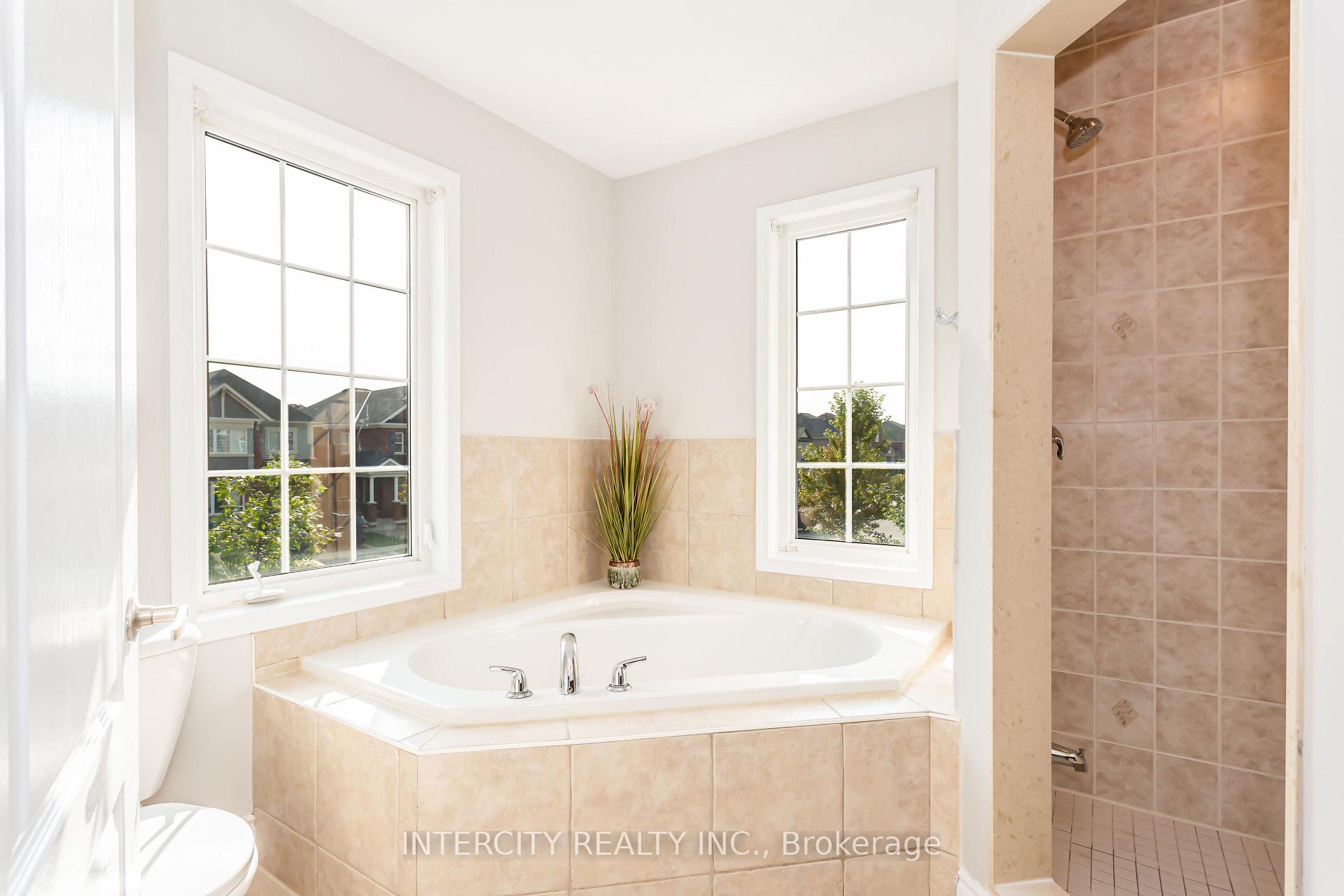 Photo 14 of 689 Ambroise Crescent N, Milton, Coates — HOMEH