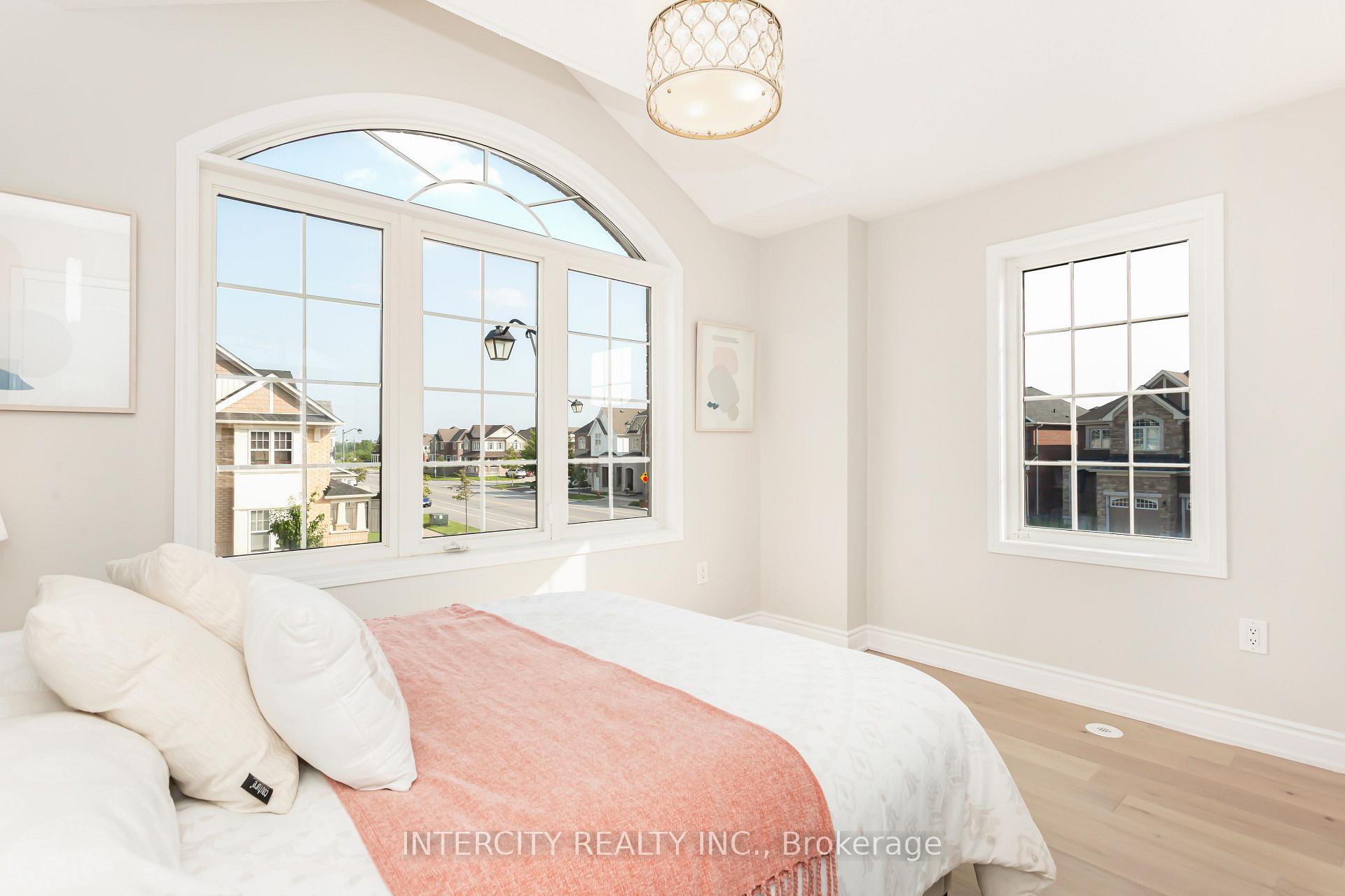 Photo 15 of 689 Ambroise Crescent N, Milton, Coates — HOMEH