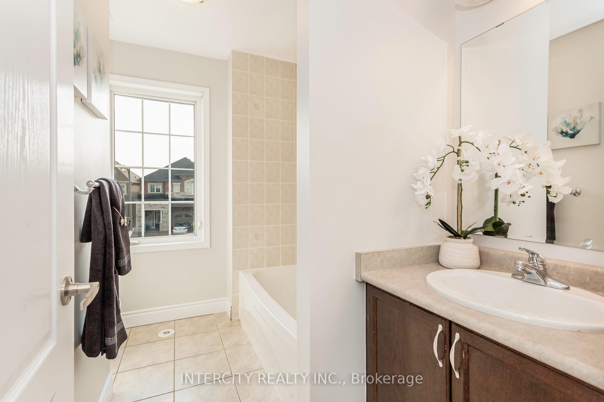 Photo 16 of 689 Ambroise Crescent N, Milton, Coates — HOMEH