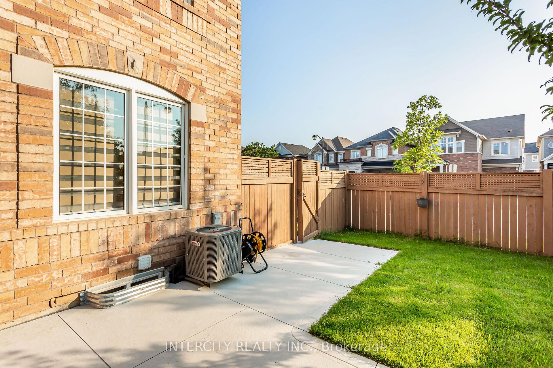 Photo 17 of 689 Ambroise Crescent N, Milton, Coates — HOMEH