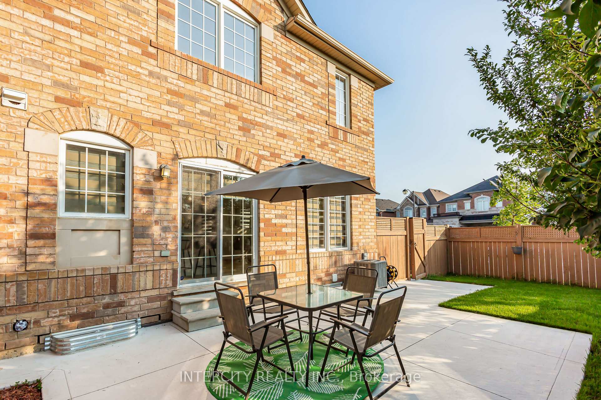 Photo 18 of 689 Ambroise Crescent N, Milton, Coates — HOMEH