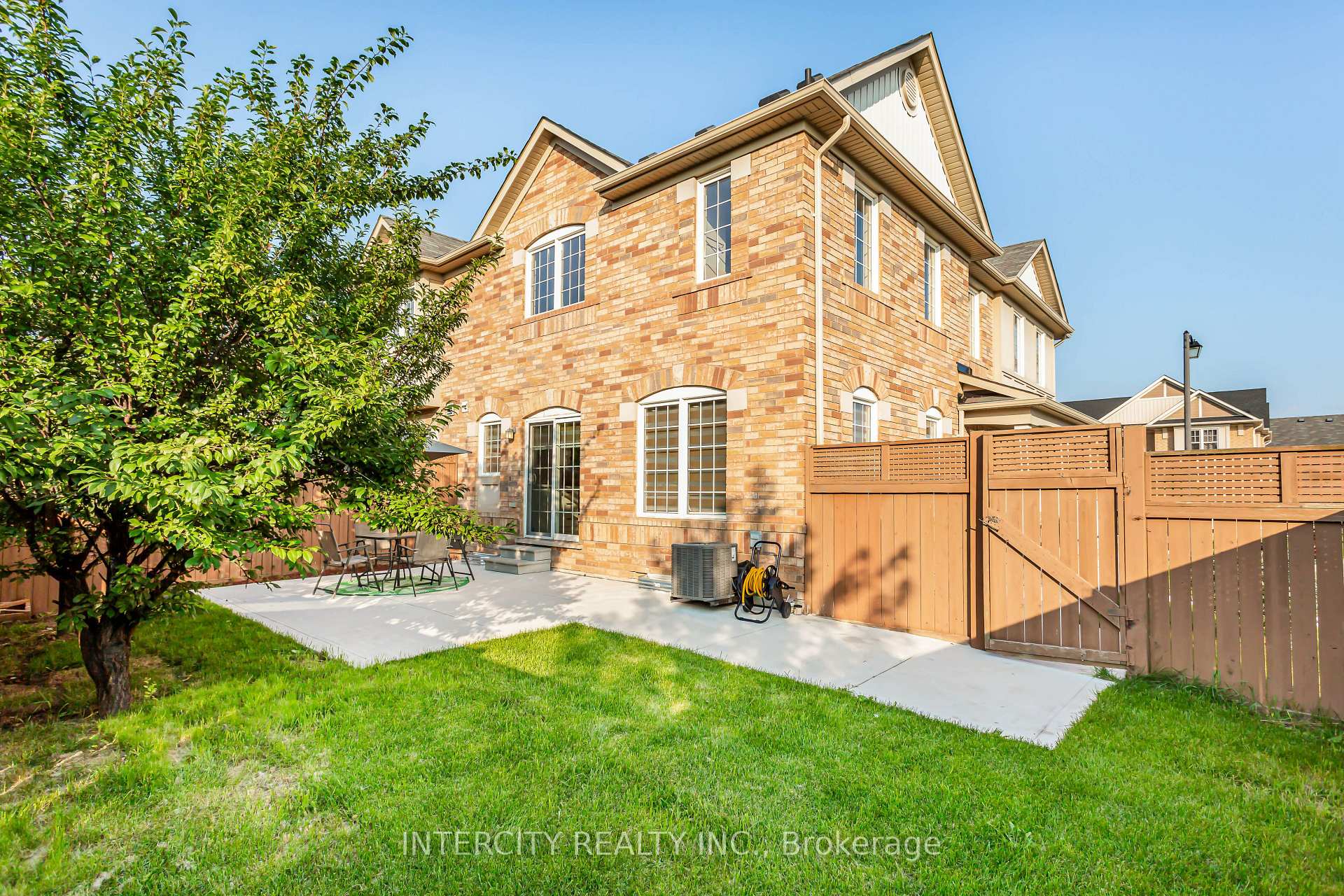 Photo 20 of 689 Ambroise Crescent N, Milton, Coates — HOMEH