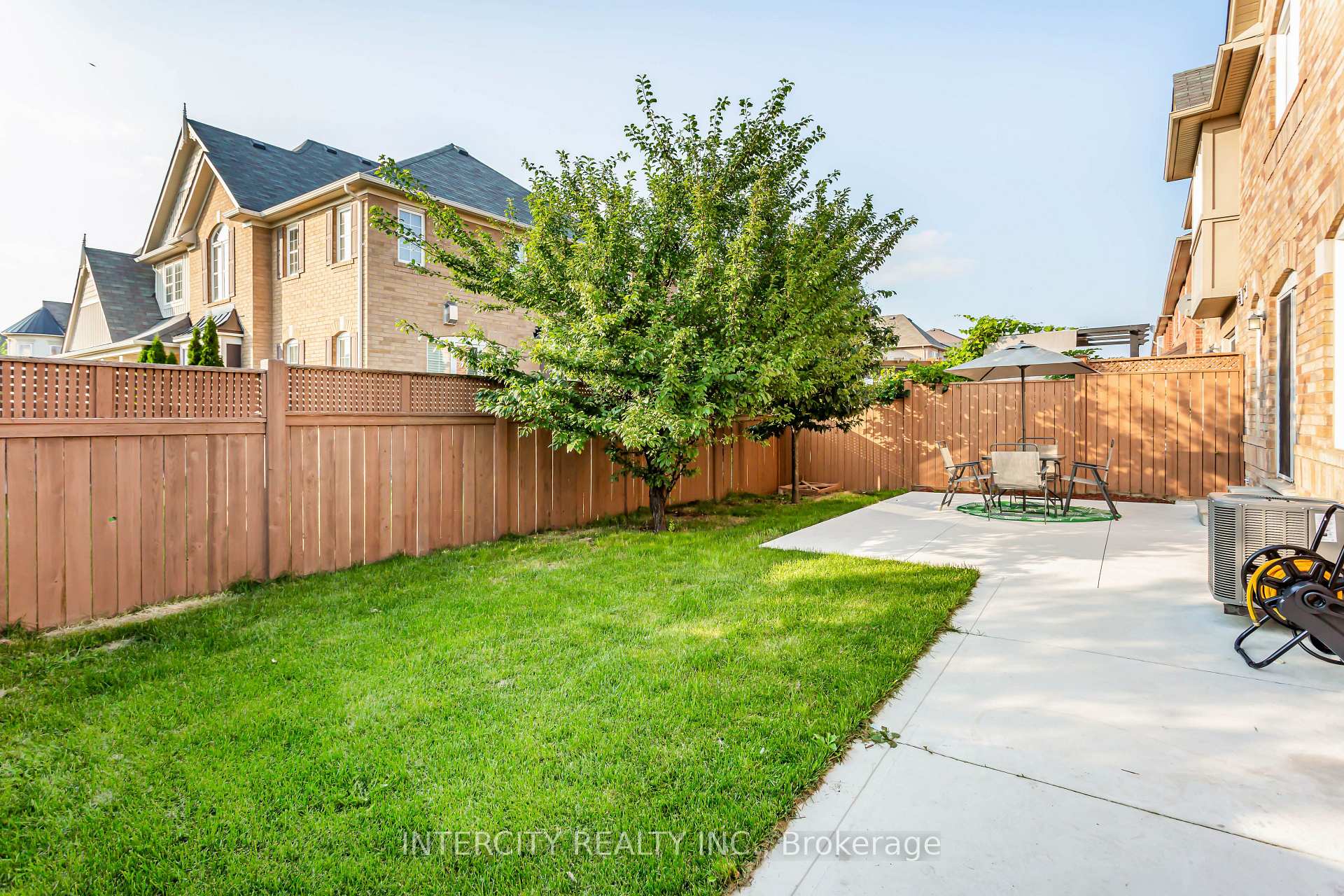 Photo 21 of 689 Ambroise Crescent N, Milton, Coates — HOMEH