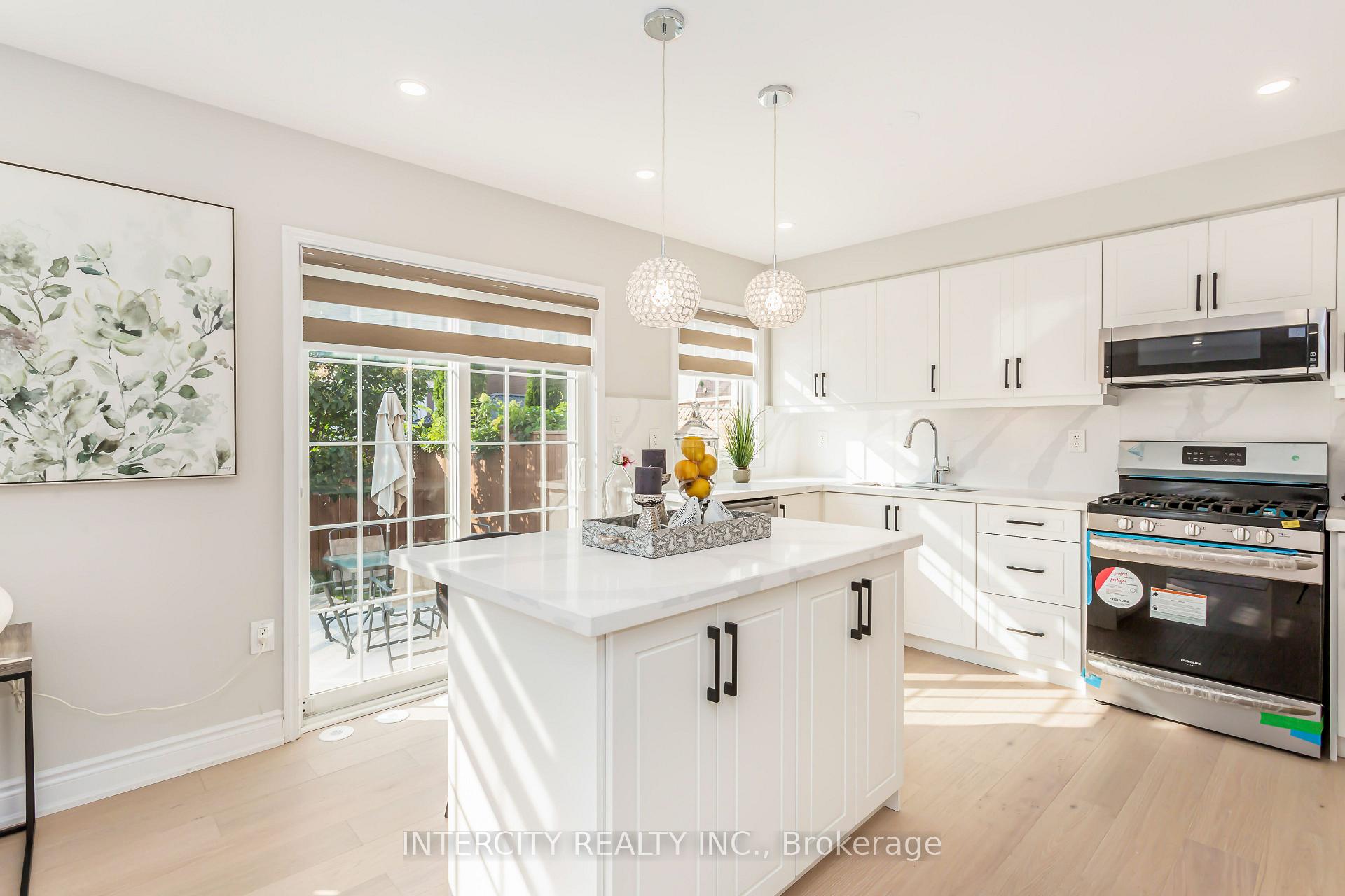 Photo 29 of 689 Ambroise Crescent N, Milton, Coates — HOMEH
