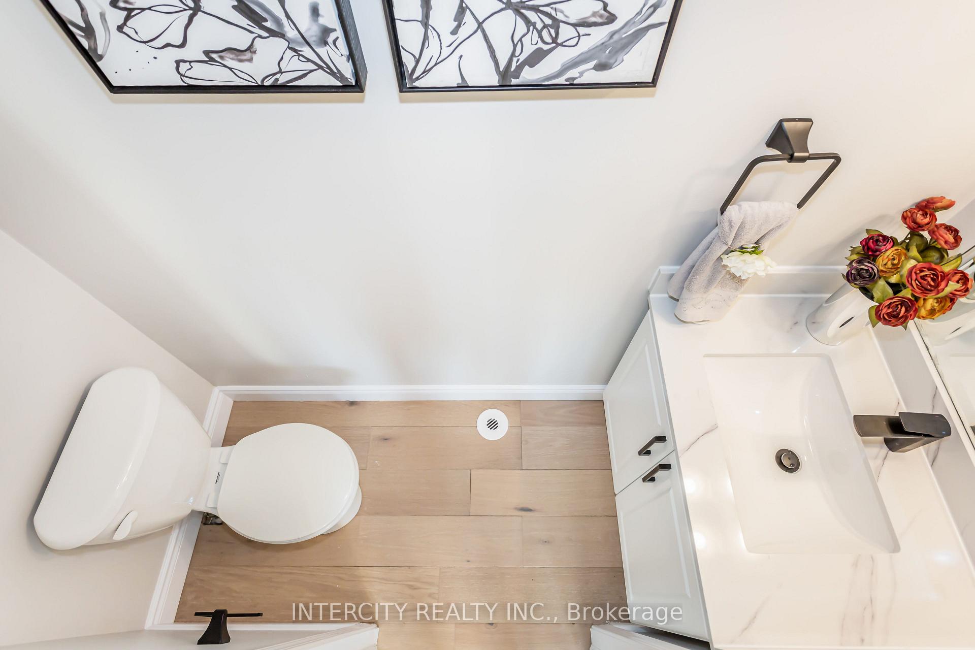 Photo 32 of 689 Ambroise Crescent N, Milton, Coates — HOMEH
