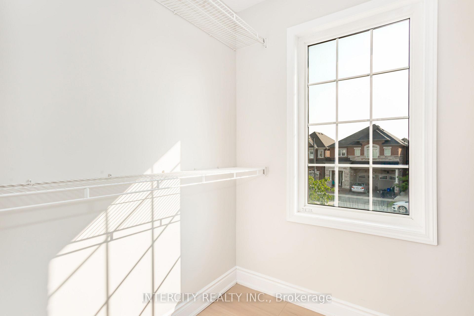 Photo 36 of 689 Ambroise Crescent N, Milton, Coates — HOMEH