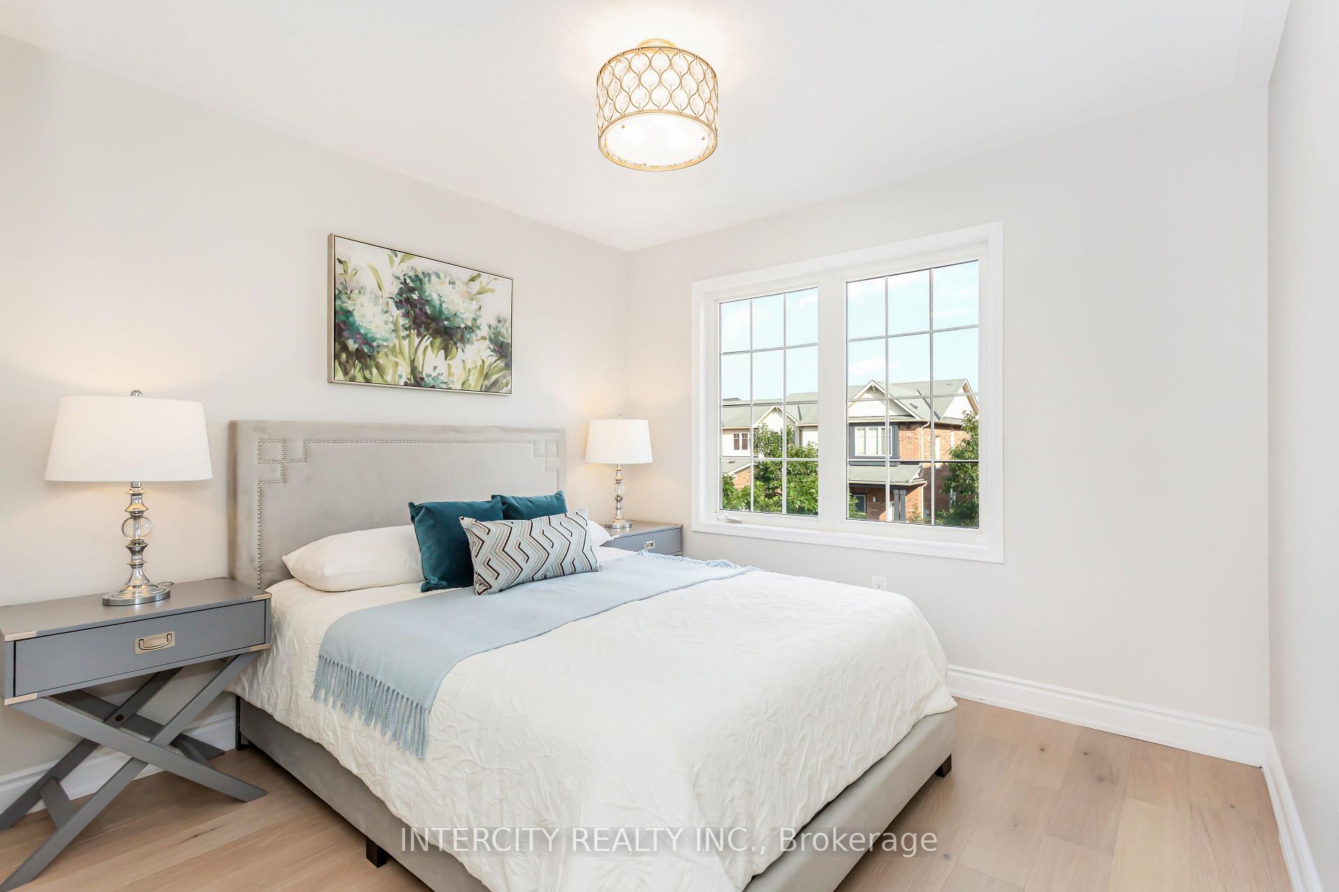 Photo 40 of 689 Ambroise Crescent N, Milton, Coates — HOMEH
