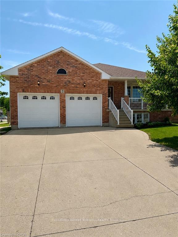 Photo 1 of 7 Spitfire Drive, Hamilton, Mount Hope — HOMEH