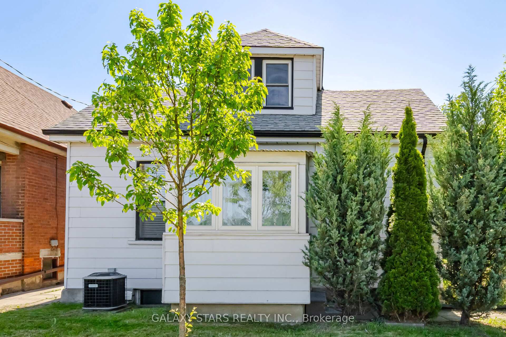 Photo 1 of 61 Paradise Road S, Hamilton, Westdale — HOMEH