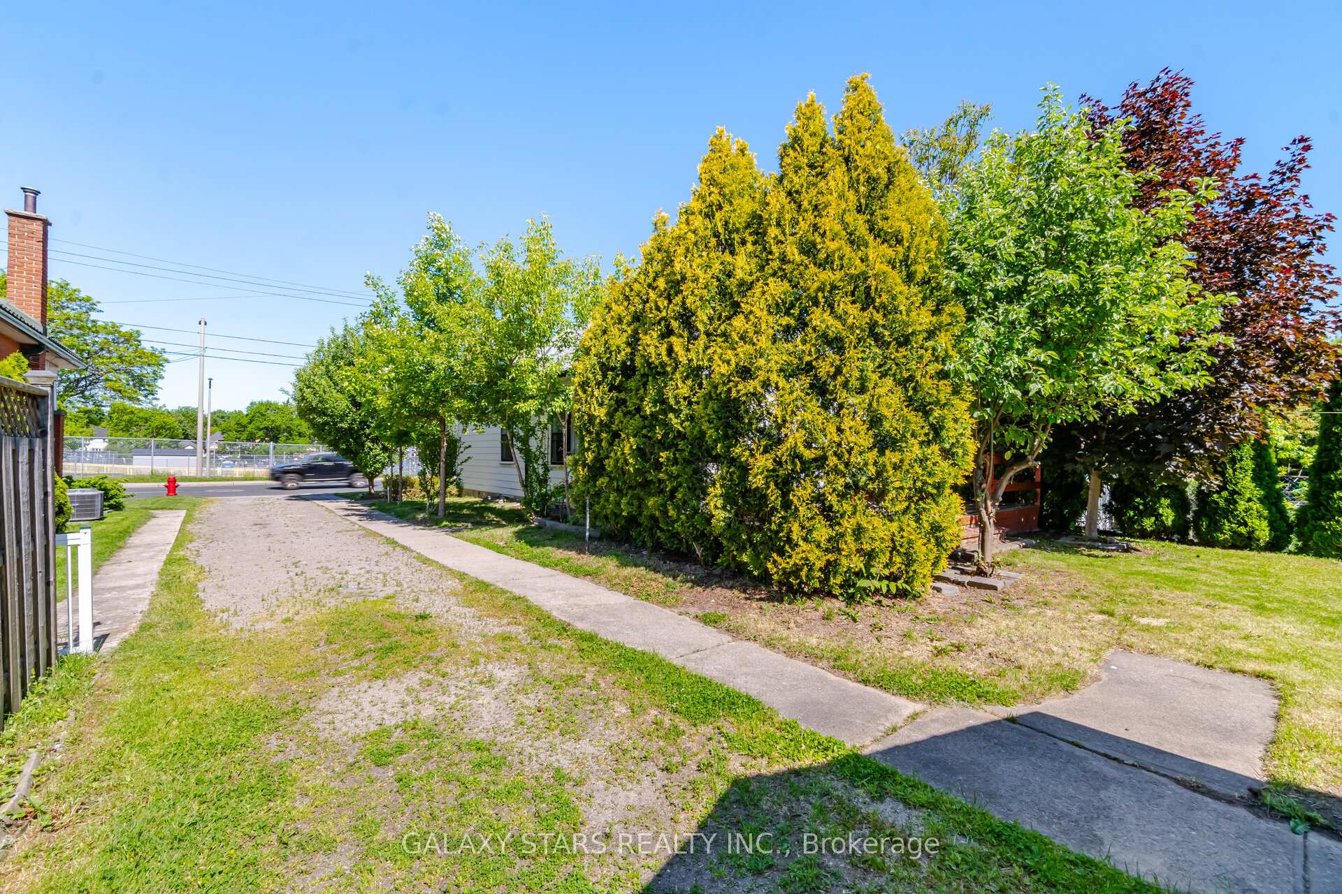 Photo 2 of 61 Paradise Road S, Hamilton, Westdale — HOMEH
