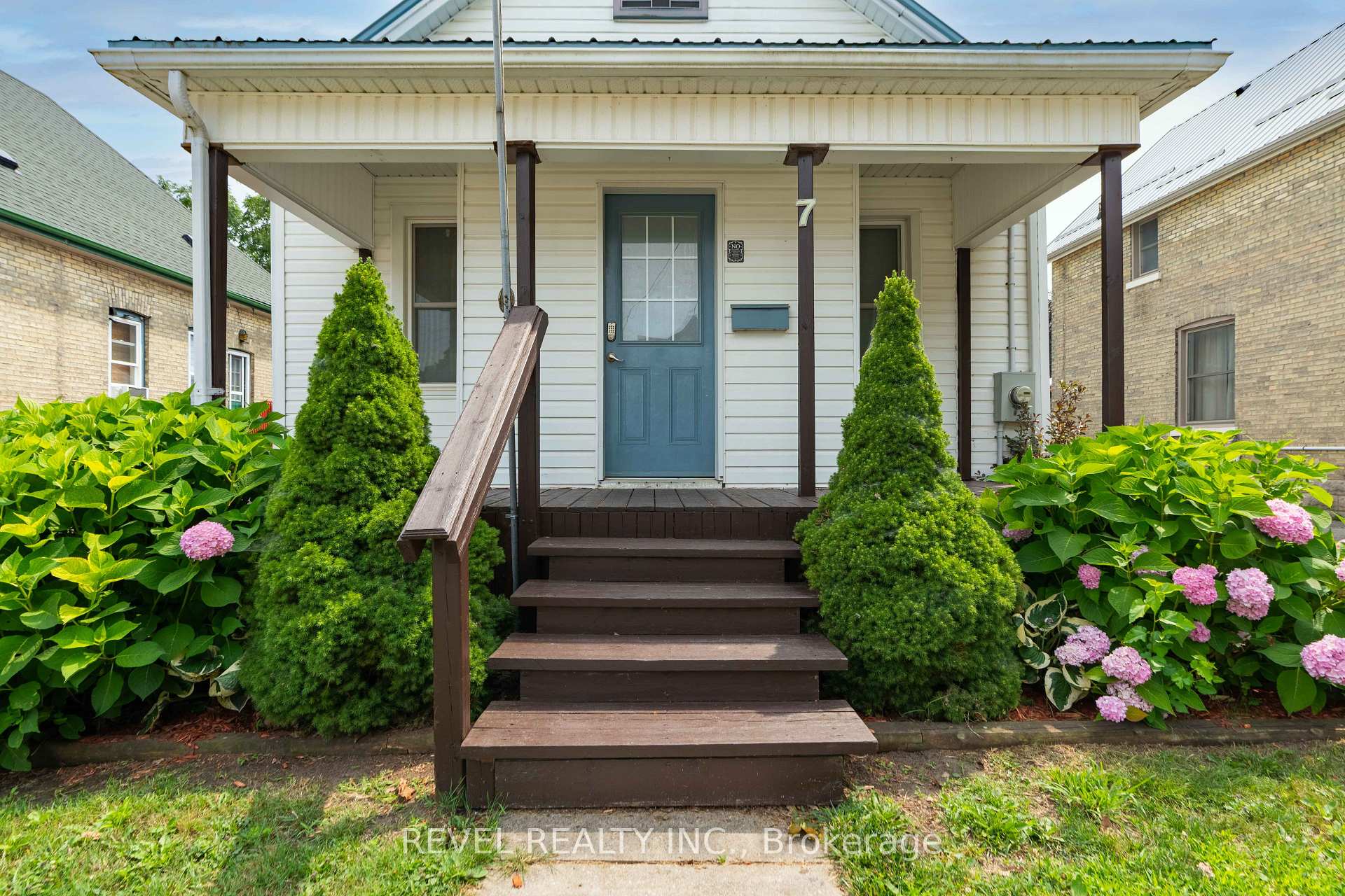 Photo 3 of 7 Maple Street, St. Thomas — HOMEH