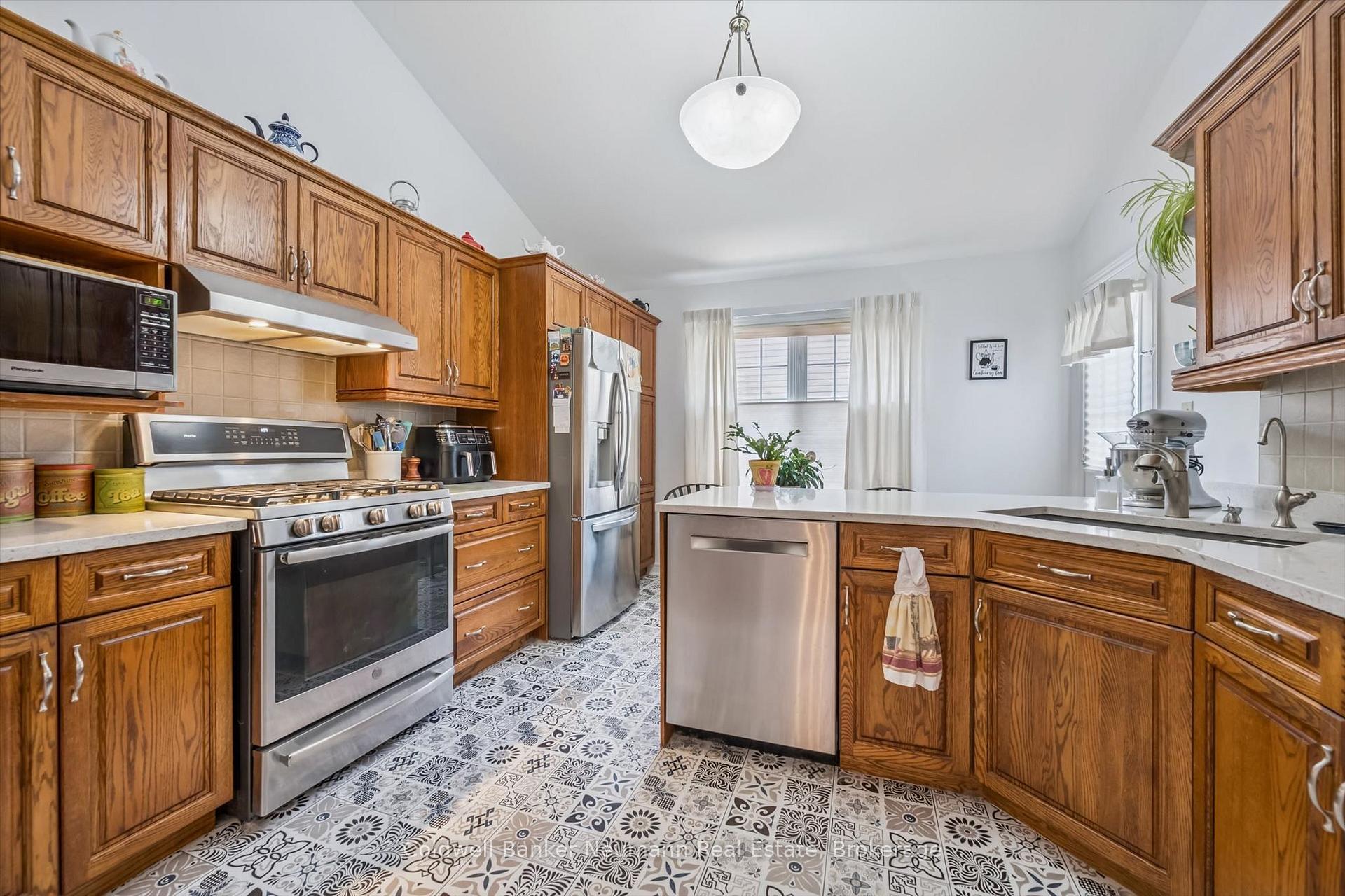 Photo 10 of 375 Gordon Street, Centre Wellington, Fergus — HOMEH