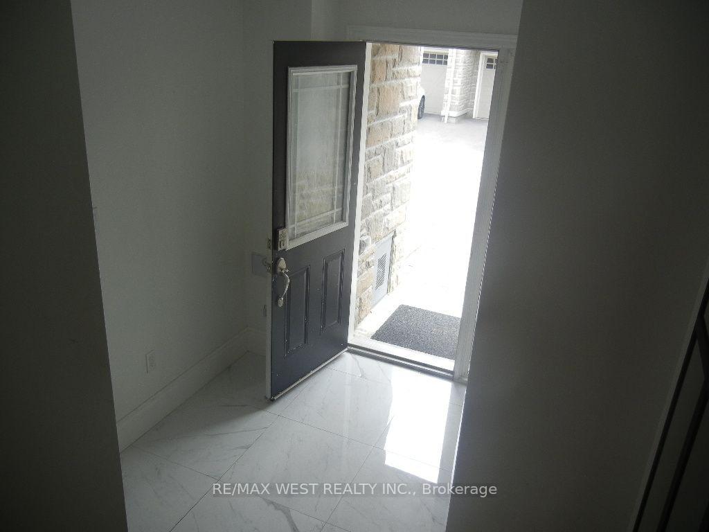 Photo 2 of 12 Waterstone Way, Whitby, Williamsburg — HOMEH