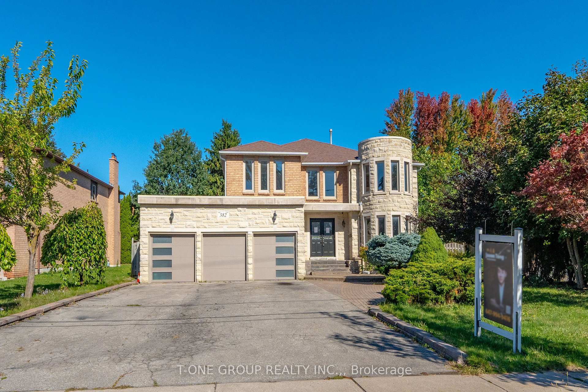 Front of 382 Elgin Mills Road W