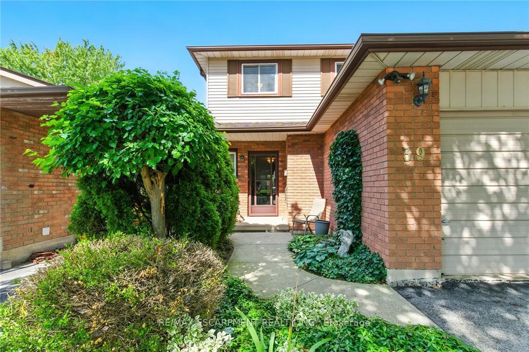 Photo 3 of 39 Megna Court, Hamilton, Gurnett — HOMEH