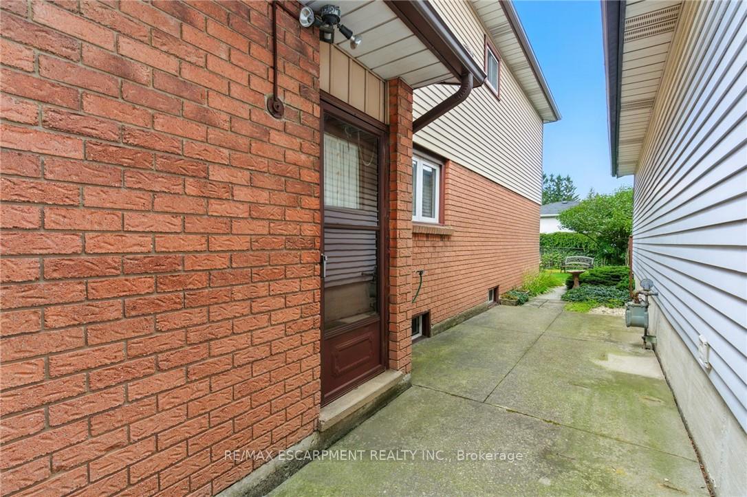 Photo 38 of 39 Megna Court, Hamilton, Gurnett — HOMEH