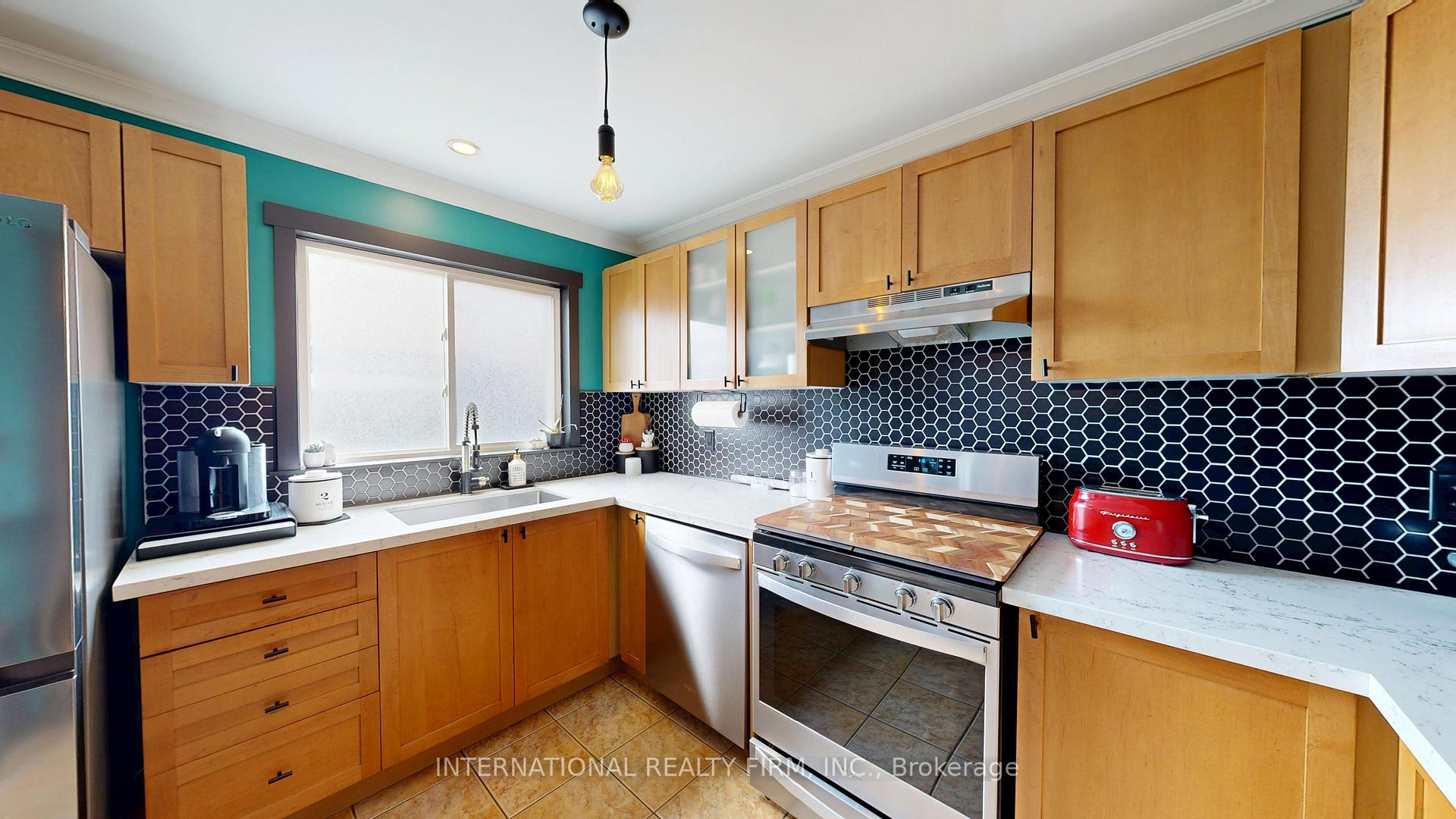 Photo 10 of 62 Williamson Drive, Brampton, Fletcher's Meadow — HOMEH