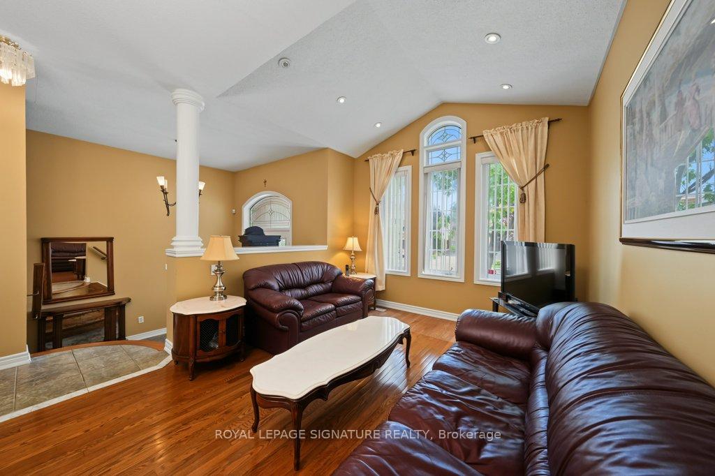 Photo 12 of 26 Saint Clare Boulevard, Vaughan, Vellore Village — HOMEH