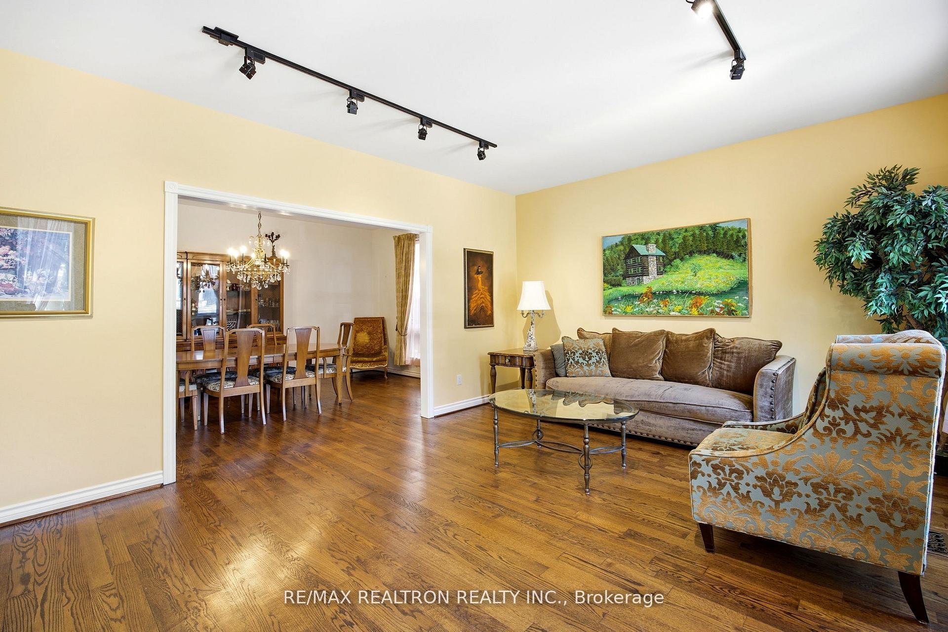 Photo 3 of 623 Coldstream Avenue, Toronto, Englemount-Lawrence — HOMEH