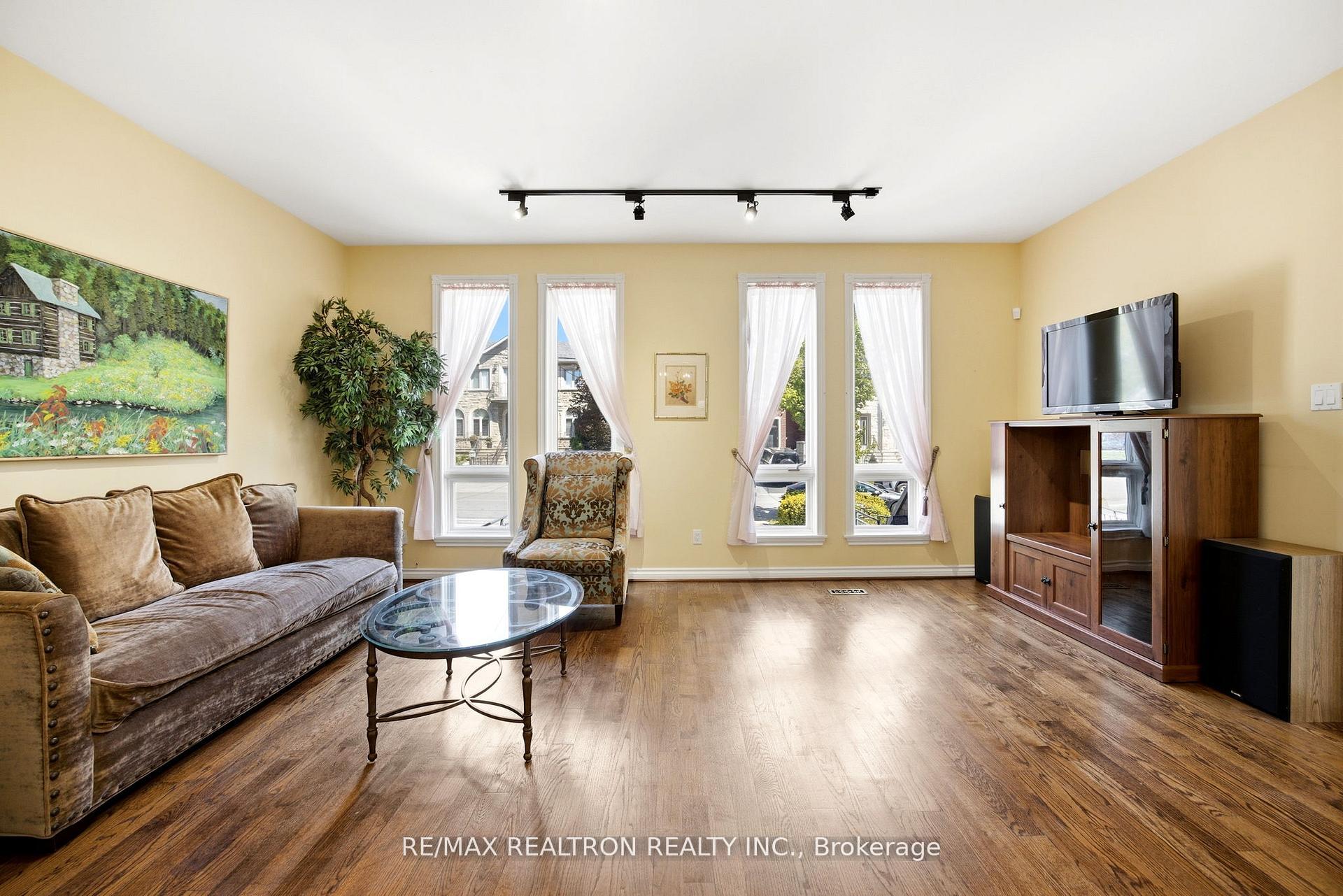 Photo 4 of 623 Coldstream Avenue, Toronto, Englemount-Lawrence — HOMEH