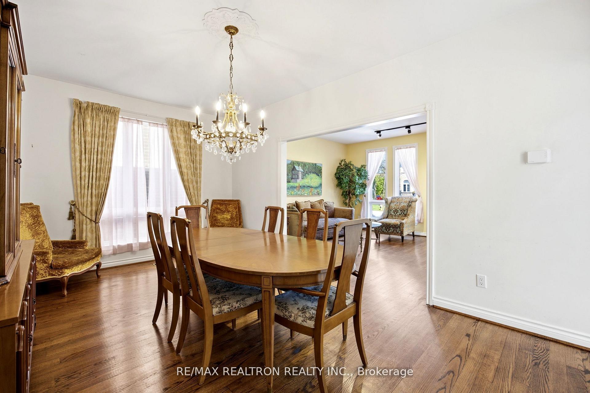 Photo 5 of 623 Coldstream Avenue, Toronto, Englemount-Lawrence — HOMEH